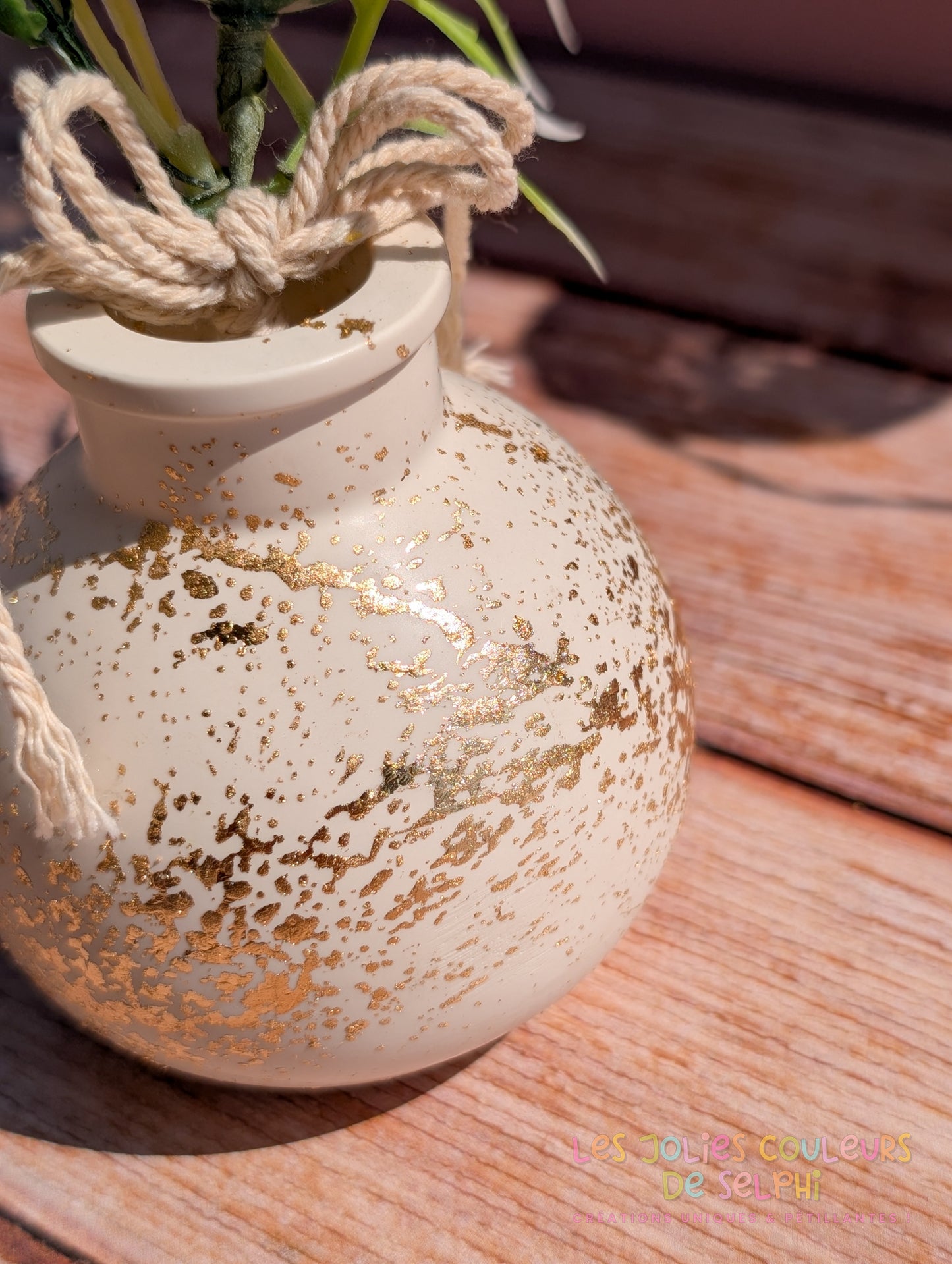 Vase décoratif rond lisse en Jesmonite avec dorures - taupe et doré