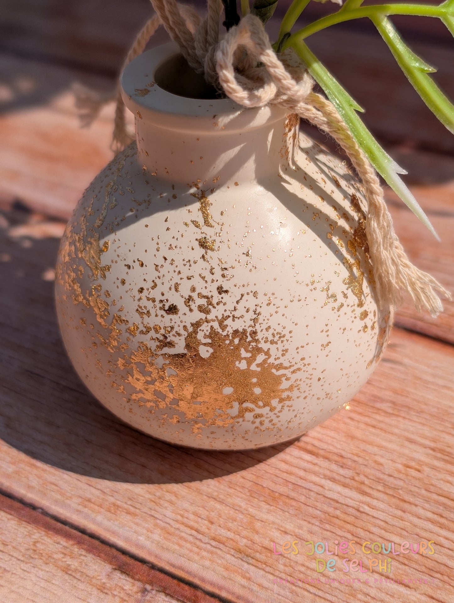 Vase décoratif rond lisse en Jesmonite avec dorures - taupe et doré