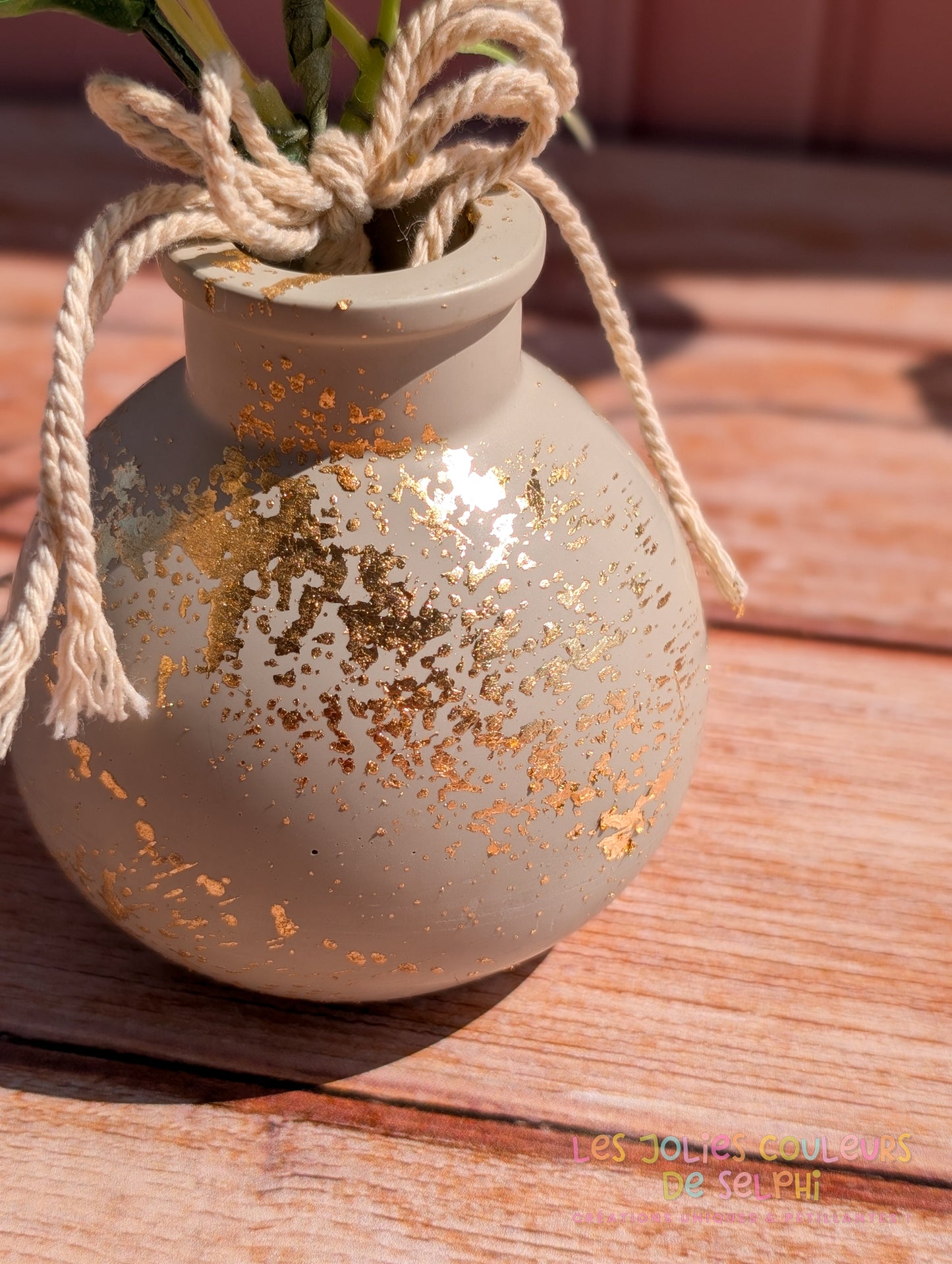 Vase décoratif rond lisse en Jesmonite avec dorures - taupe et doré