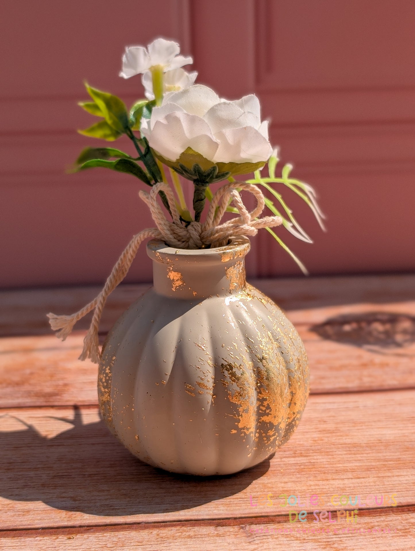 Vase décoratif rond rayé en Jesmonite avec dorures - taupe et doré
