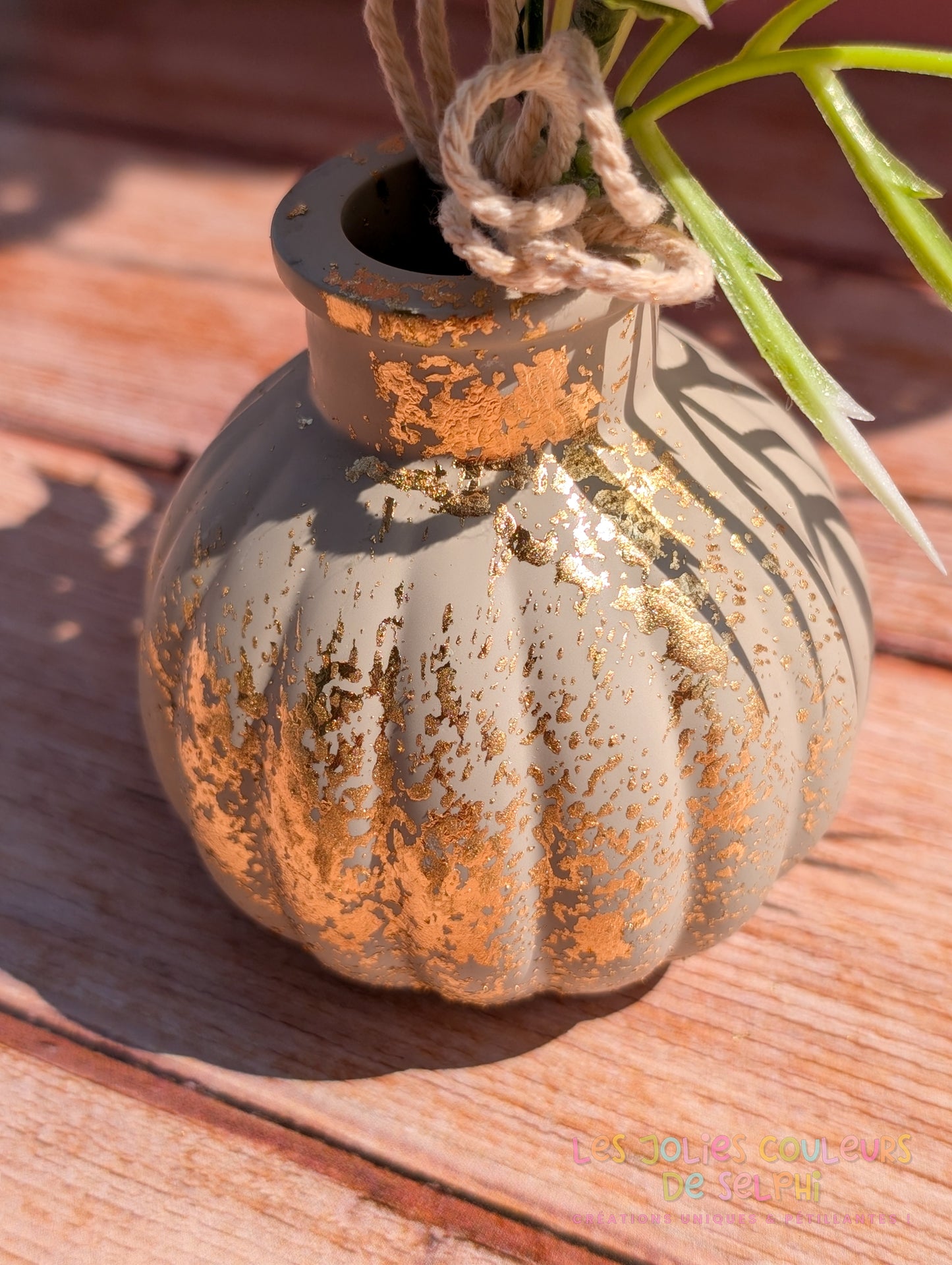 Vase décoratif rond rayé en Jesmonite avec dorures - taupe et doré
