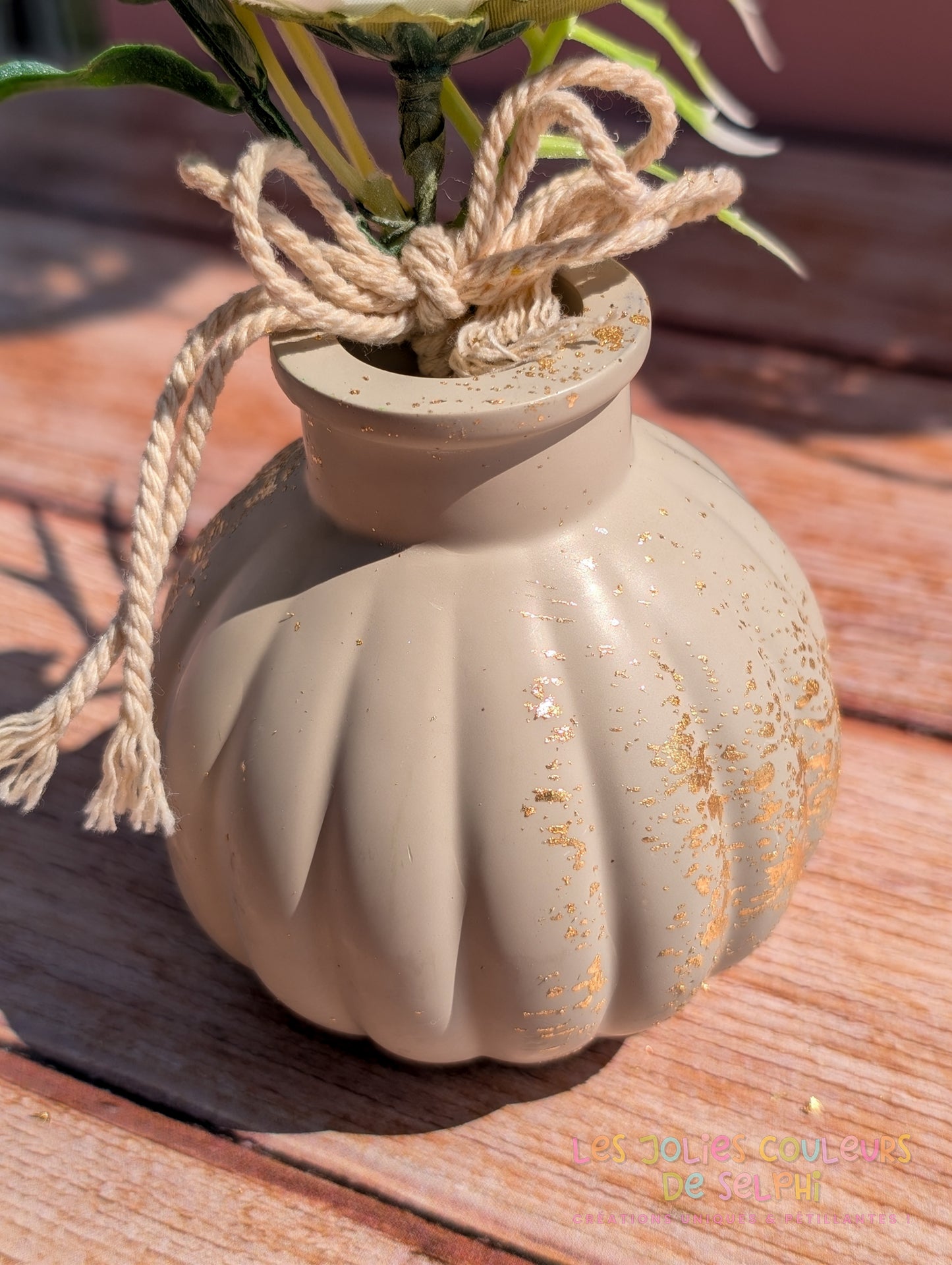 Vase décoratif rond rayé en Jesmonite avec dorures - taupe et doré