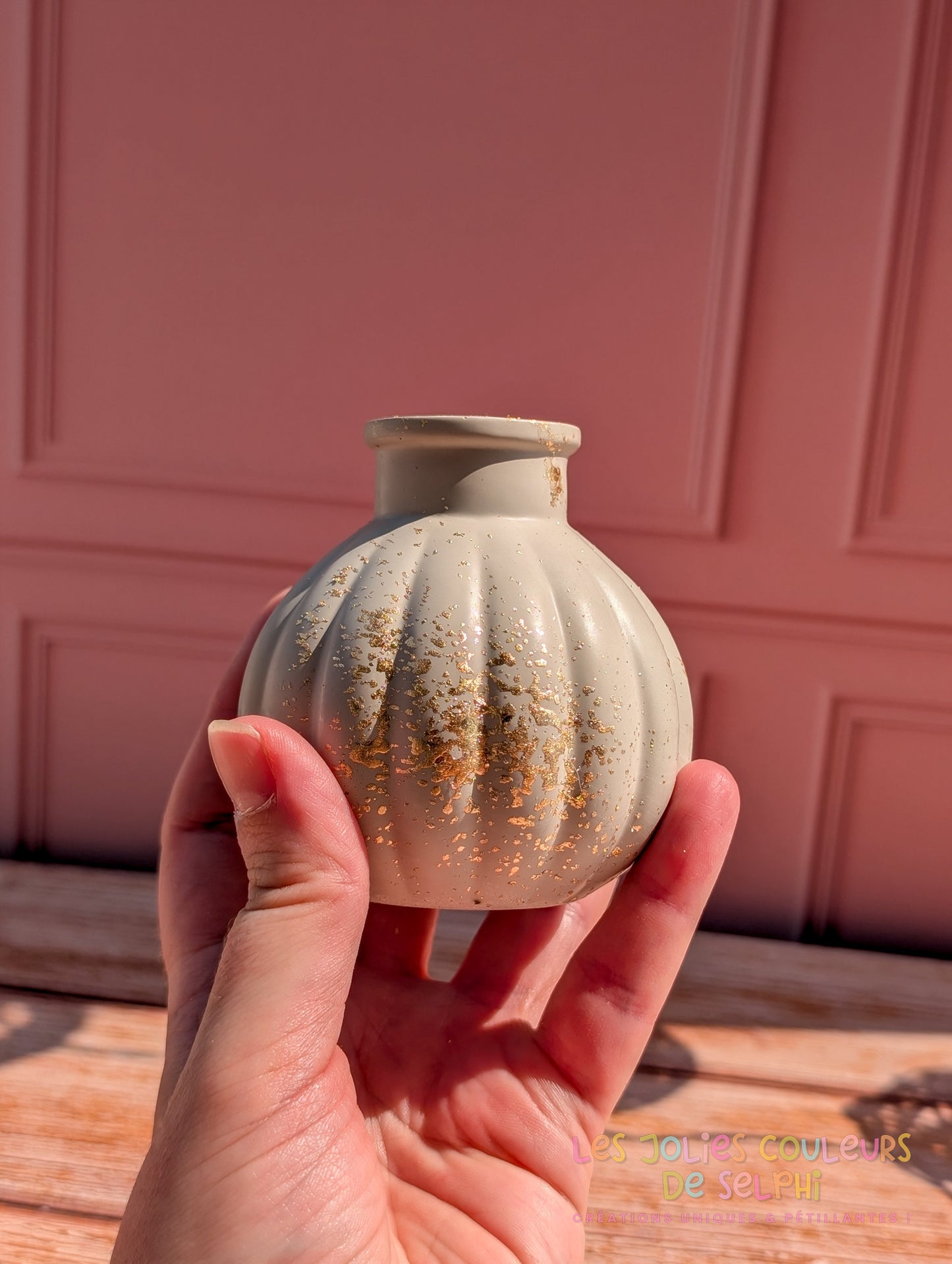 Vase décoratif rond rayé en Jesmonite avec dorures - taupe et doré
