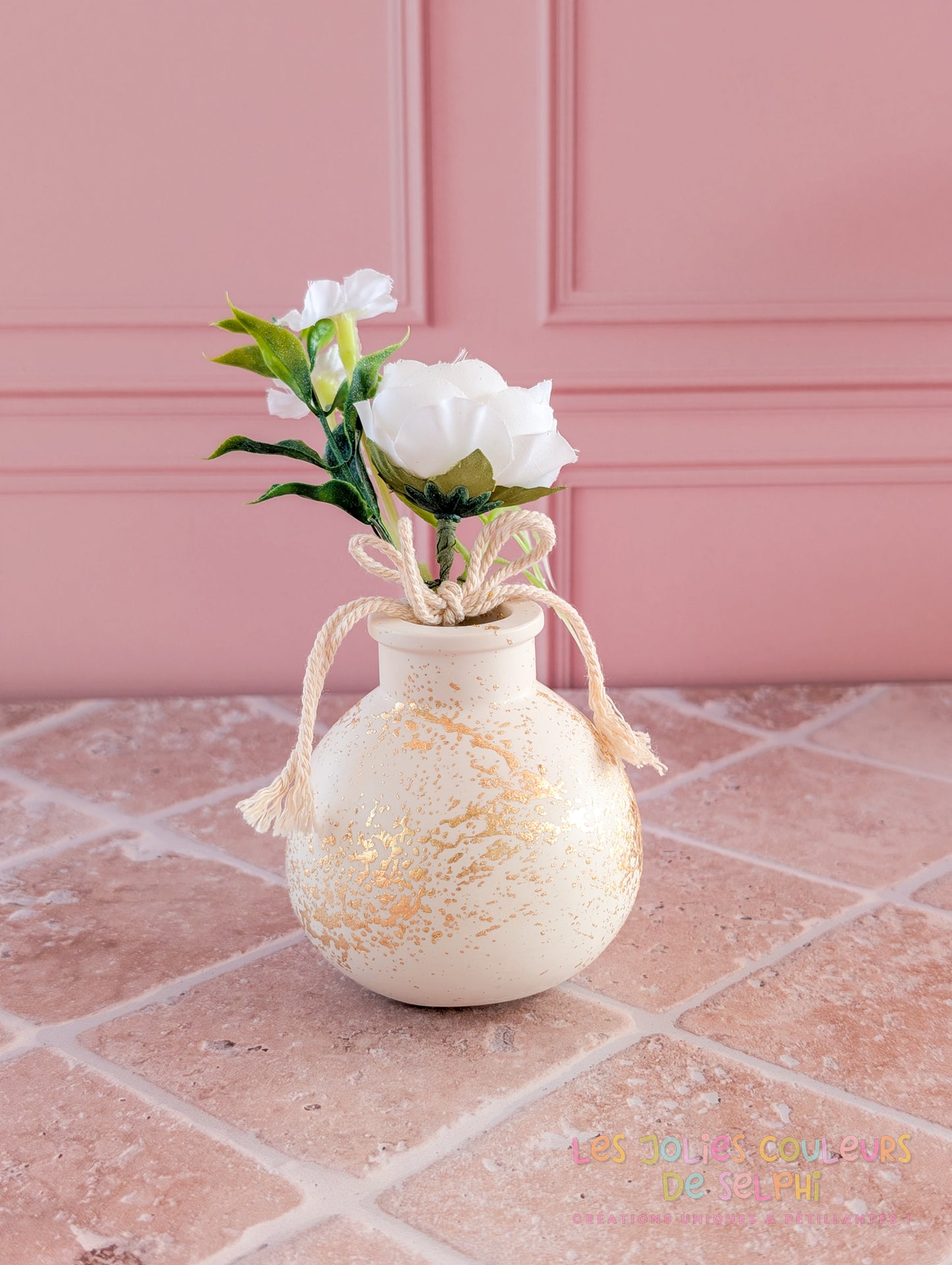 Vase décoratif rond lisse en Jesmonite avec dorures - blanc cassé / beige et doré