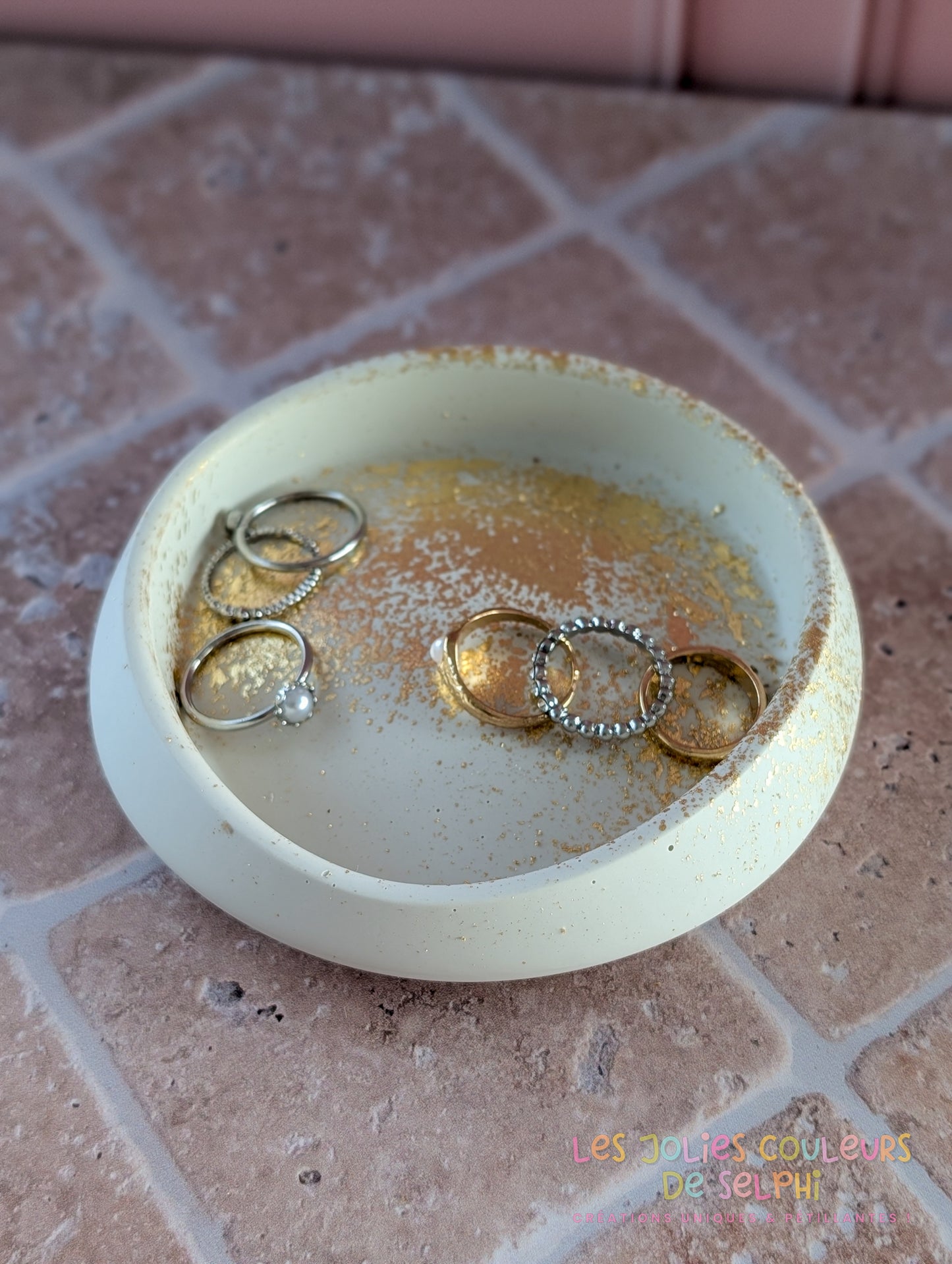 Coupelle vide-poches en Jesmonite – blanc cassé / beige et doré