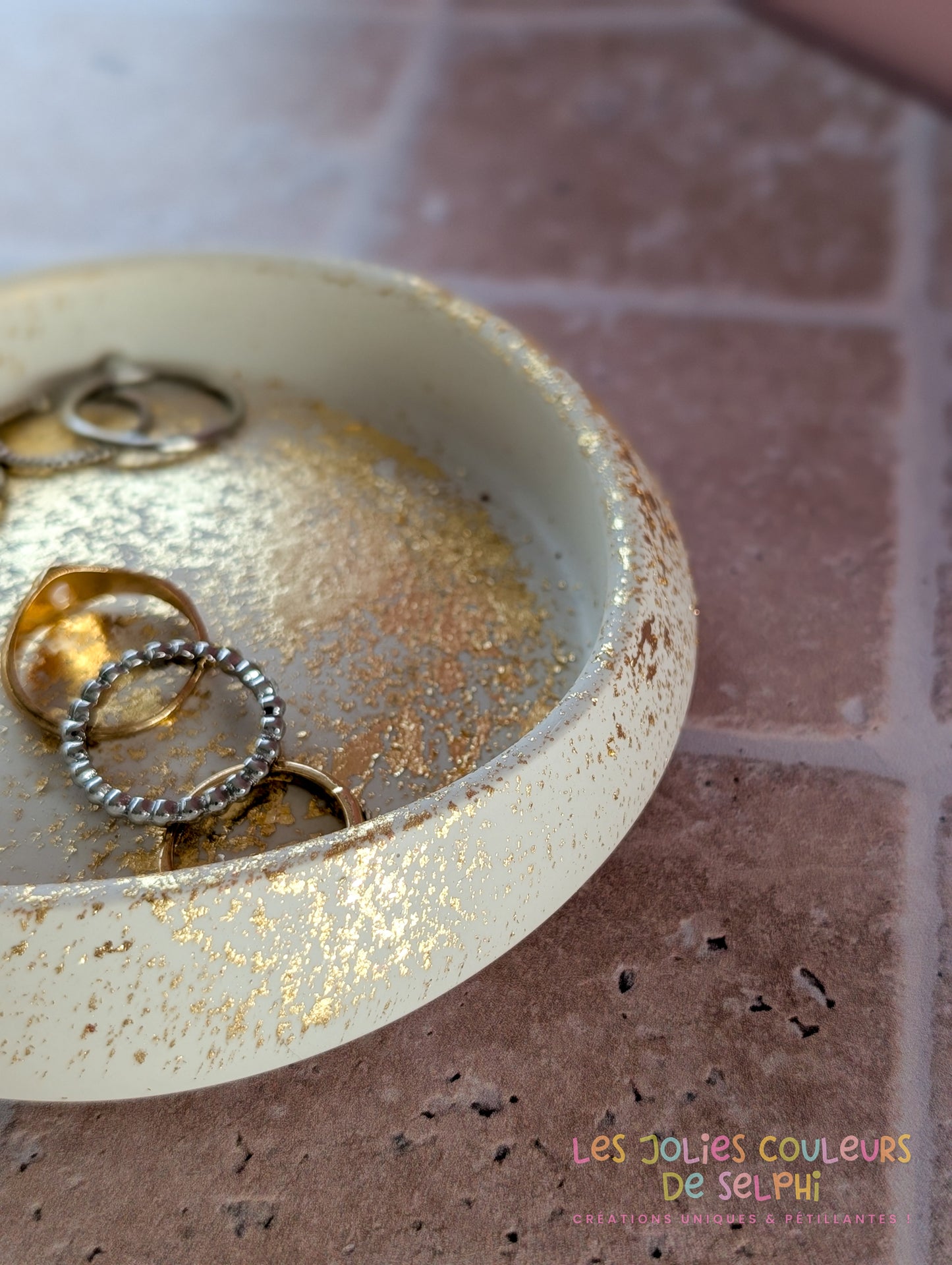 Coupelle vide-poches en Jesmonite – blanc cassé / beige et doré