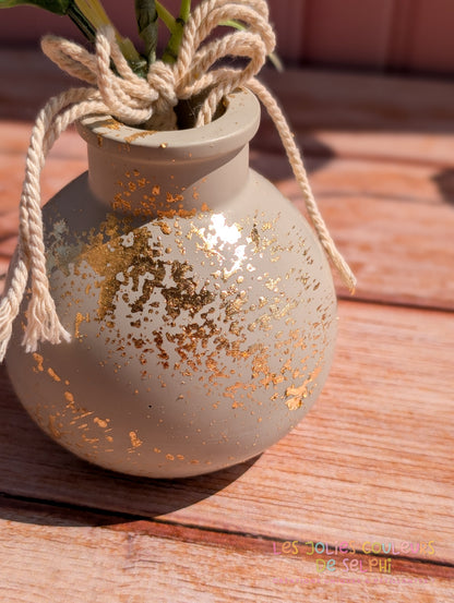 Vase décoratif rond lisse en Jesmonite avec dorures - taupe et doré