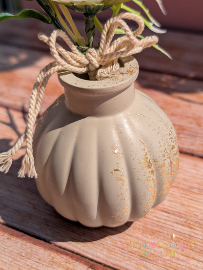 Vase décoratif rond rayé en Jesmonite avec dorures - taupe et doré