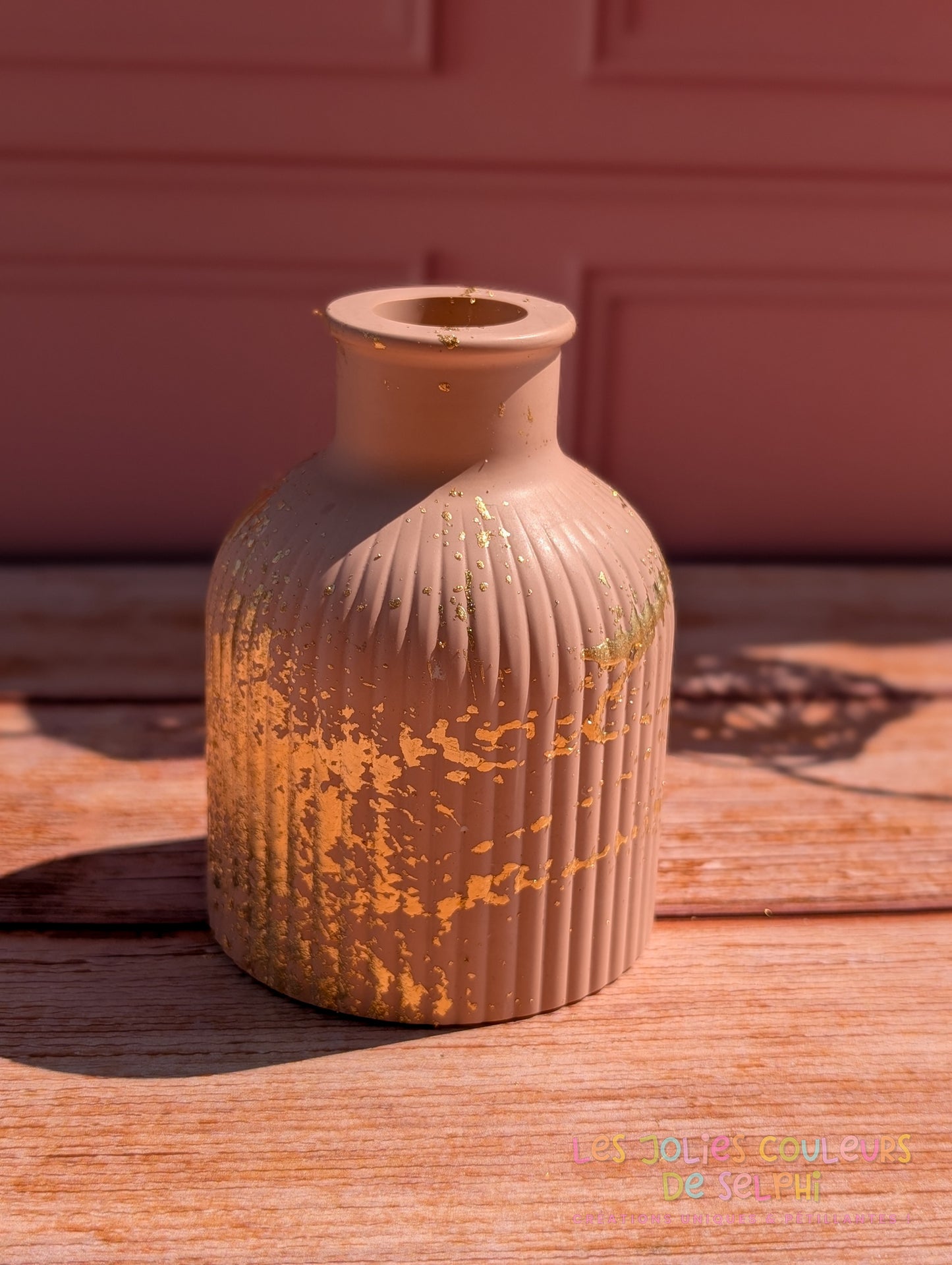 Vase décoratif haut rayé en Jesmonite avec dorures - vieux rose et doré