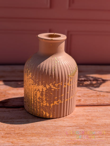 Vase décoratif haut rayé en Jesmonite avec dorures - vieux rose et doré