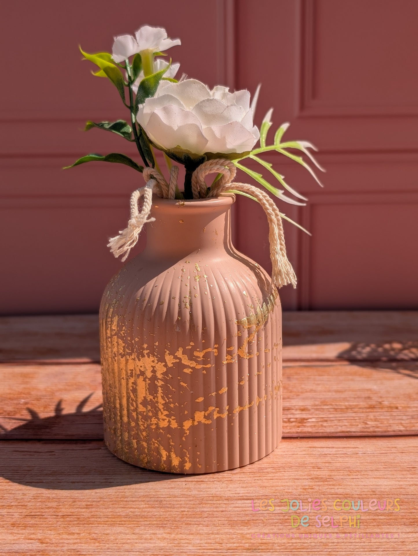 Vase décoratif haut rayé en Jesmonite avec dorures - vieux rose et doré