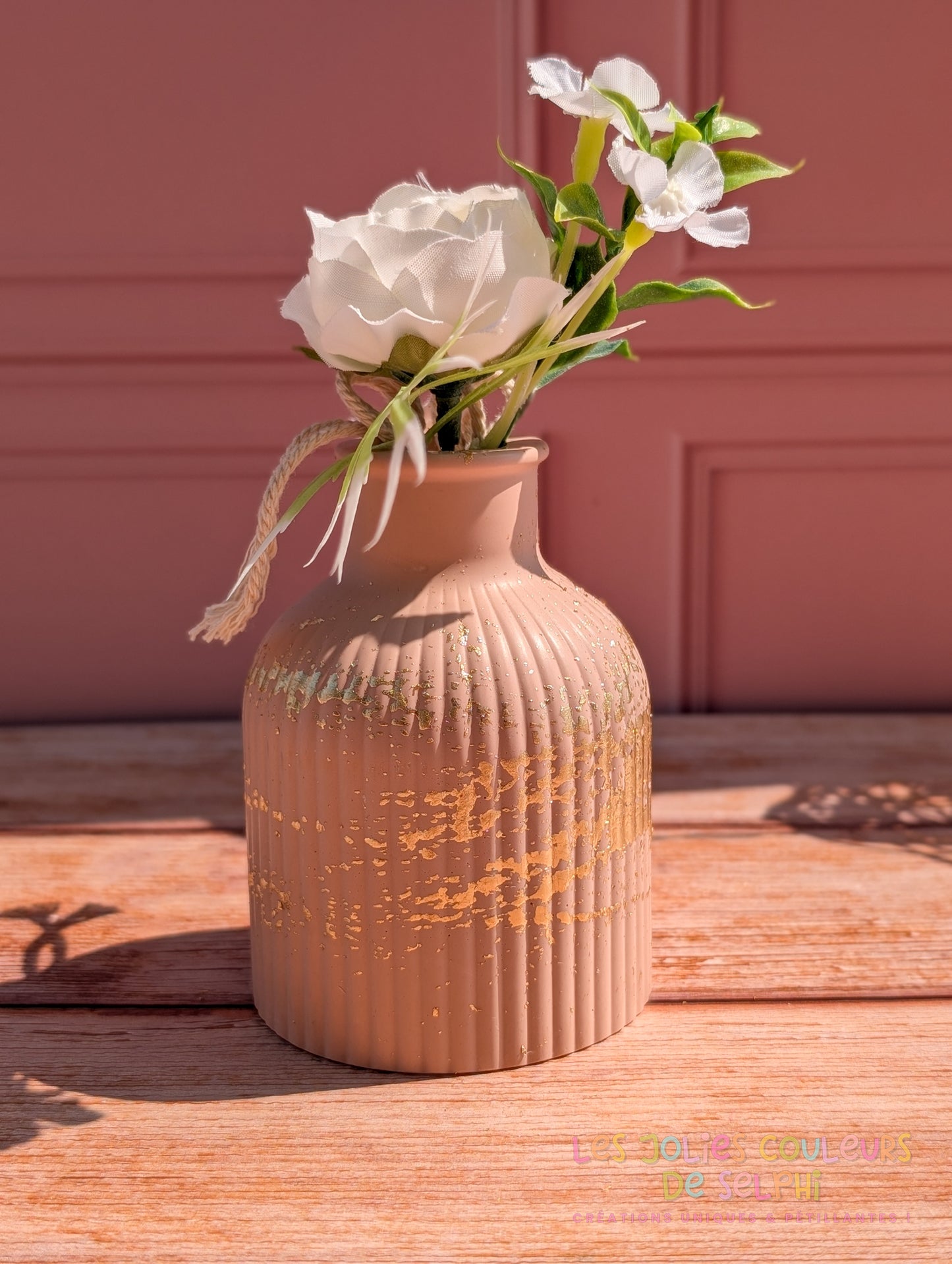 Vase décoratif haut rayé en Jesmonite avec dorures - vieux rose et doré