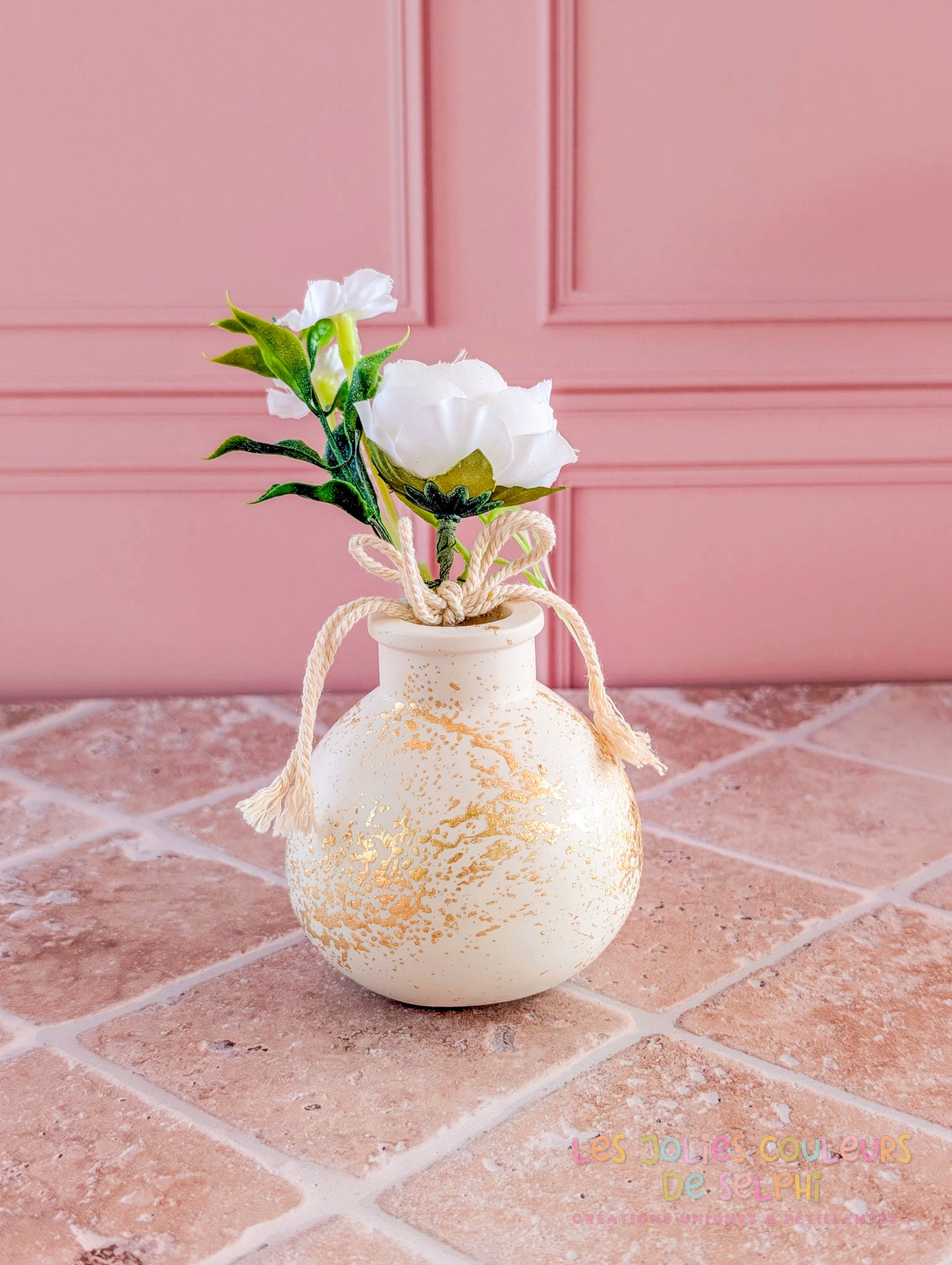Vase décoratif rond lisse en Jesmonite avec dorures - blanc cassé / beige et doré