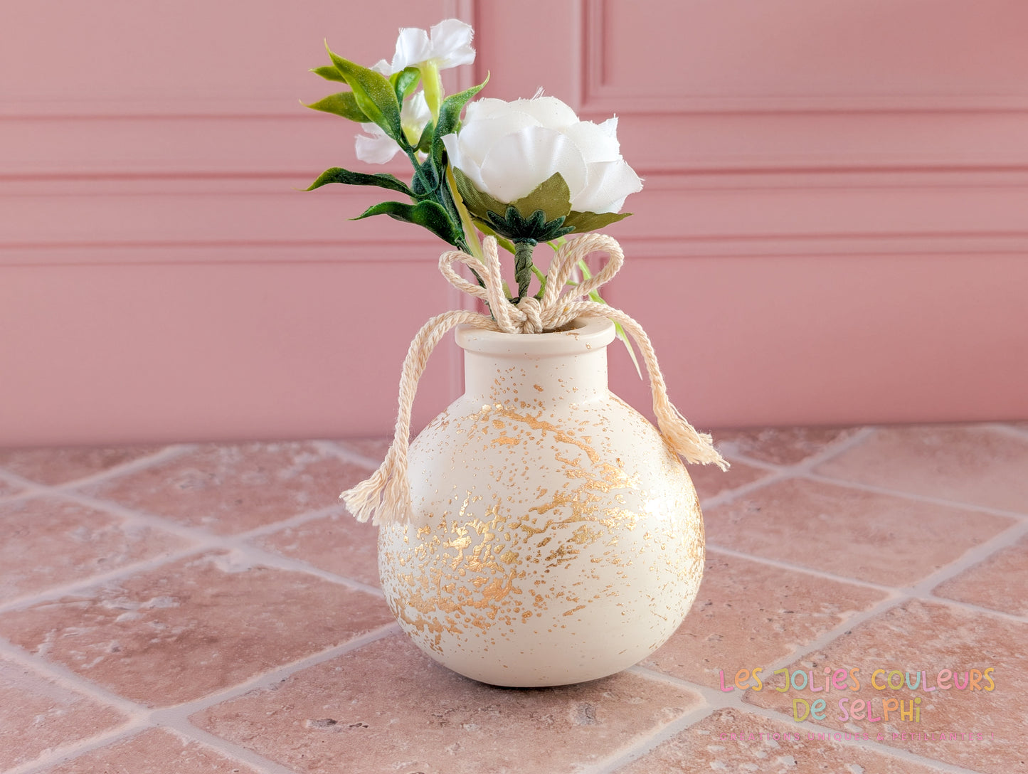 Vase décoratif rond lisse en Jesmonite avec dorures - blanc cassé / beige et doré