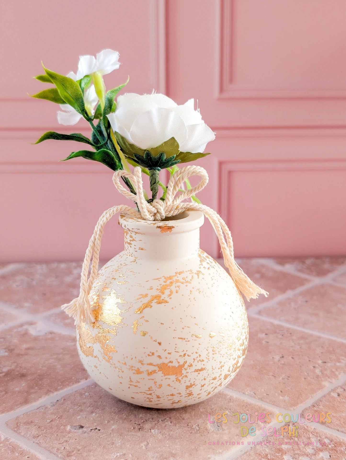 Vase décoratif rond lisse en Jesmonite avec dorures - blanc cassé / beige et doré