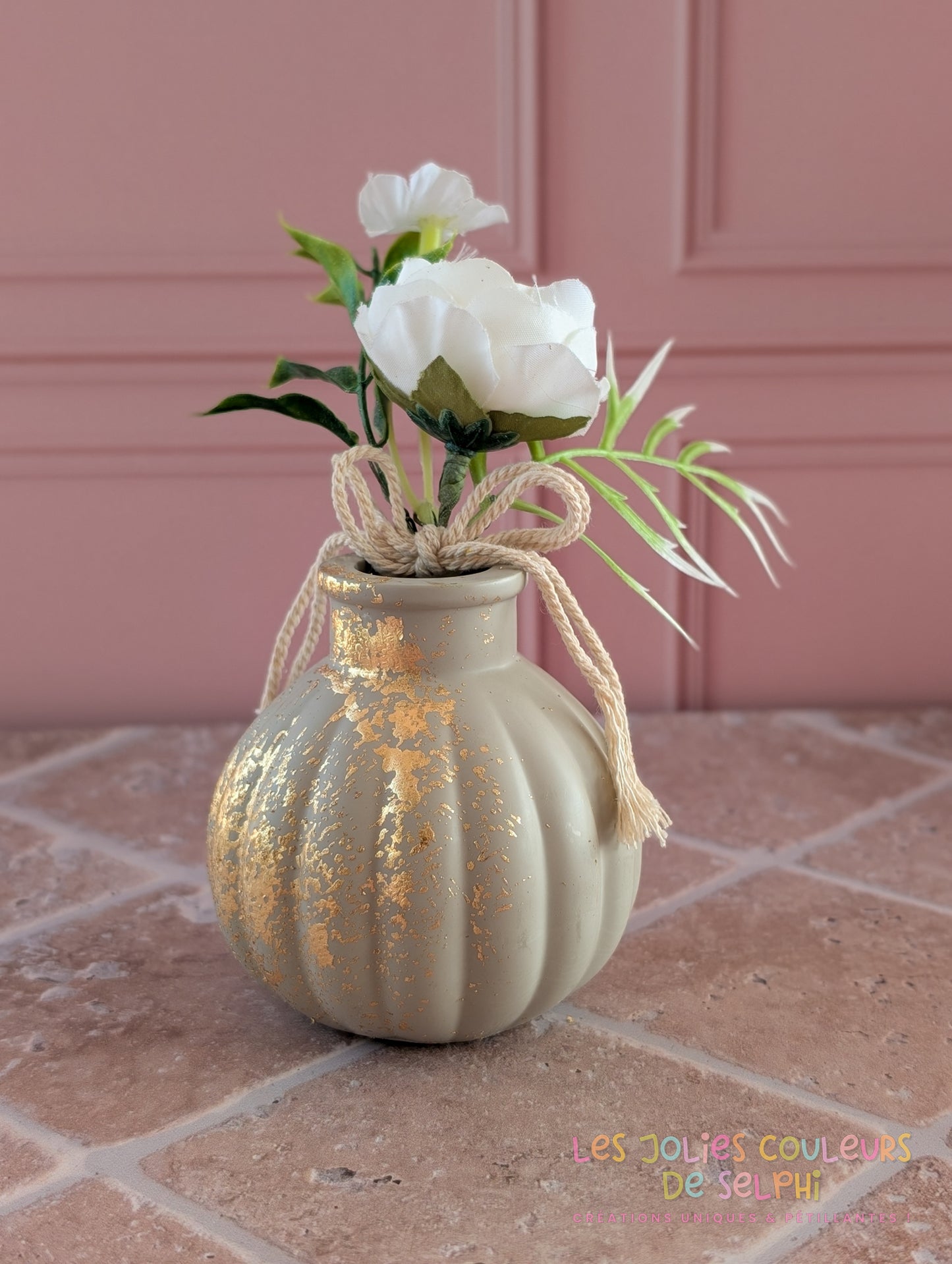 Vase décoratif rond rayé en Jesmonite avec dorures - taupe et doré