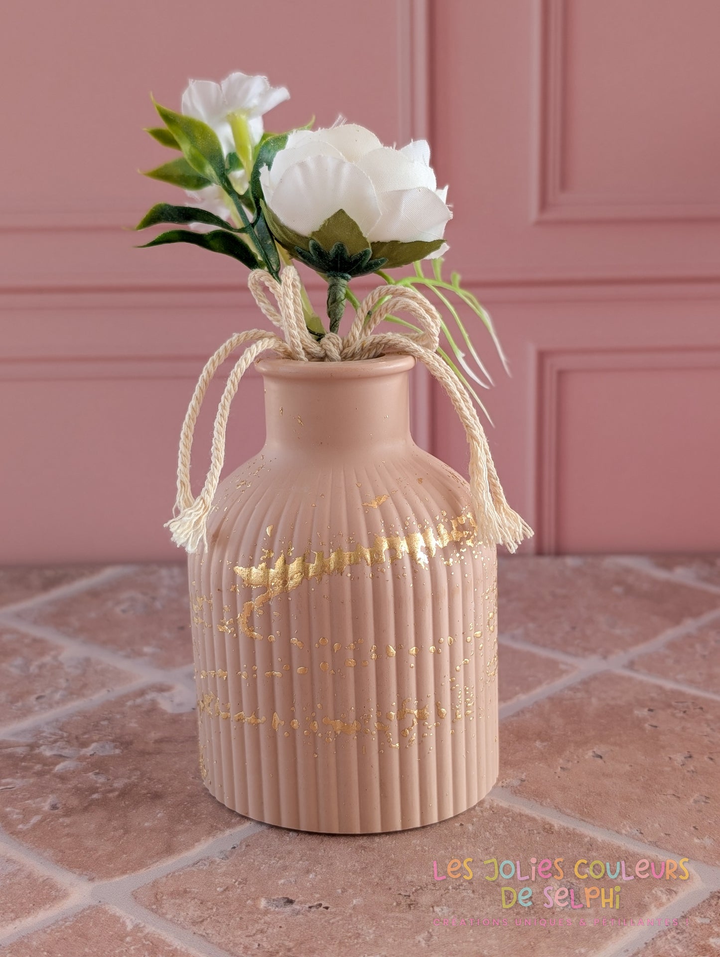 Vase décoratif haut rayé en Jesmonite avec dorures - vieux rose et doré