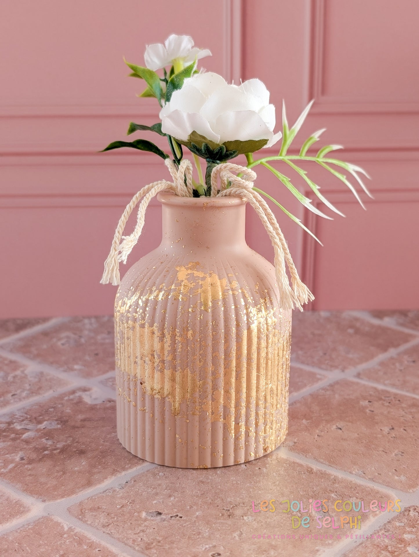 Vase décoratif haut rayé en Jesmonite avec dorures - vieux rose et doré