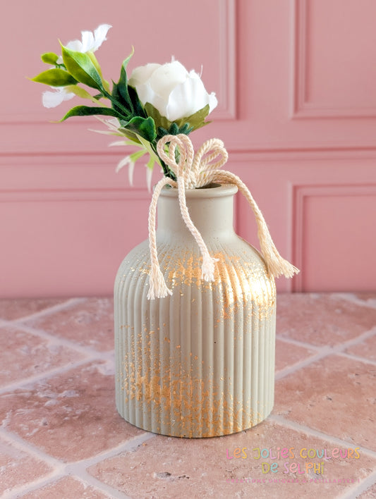 Vase décoratif haut rayé en Jesmonite avec dorures - taupe et doré