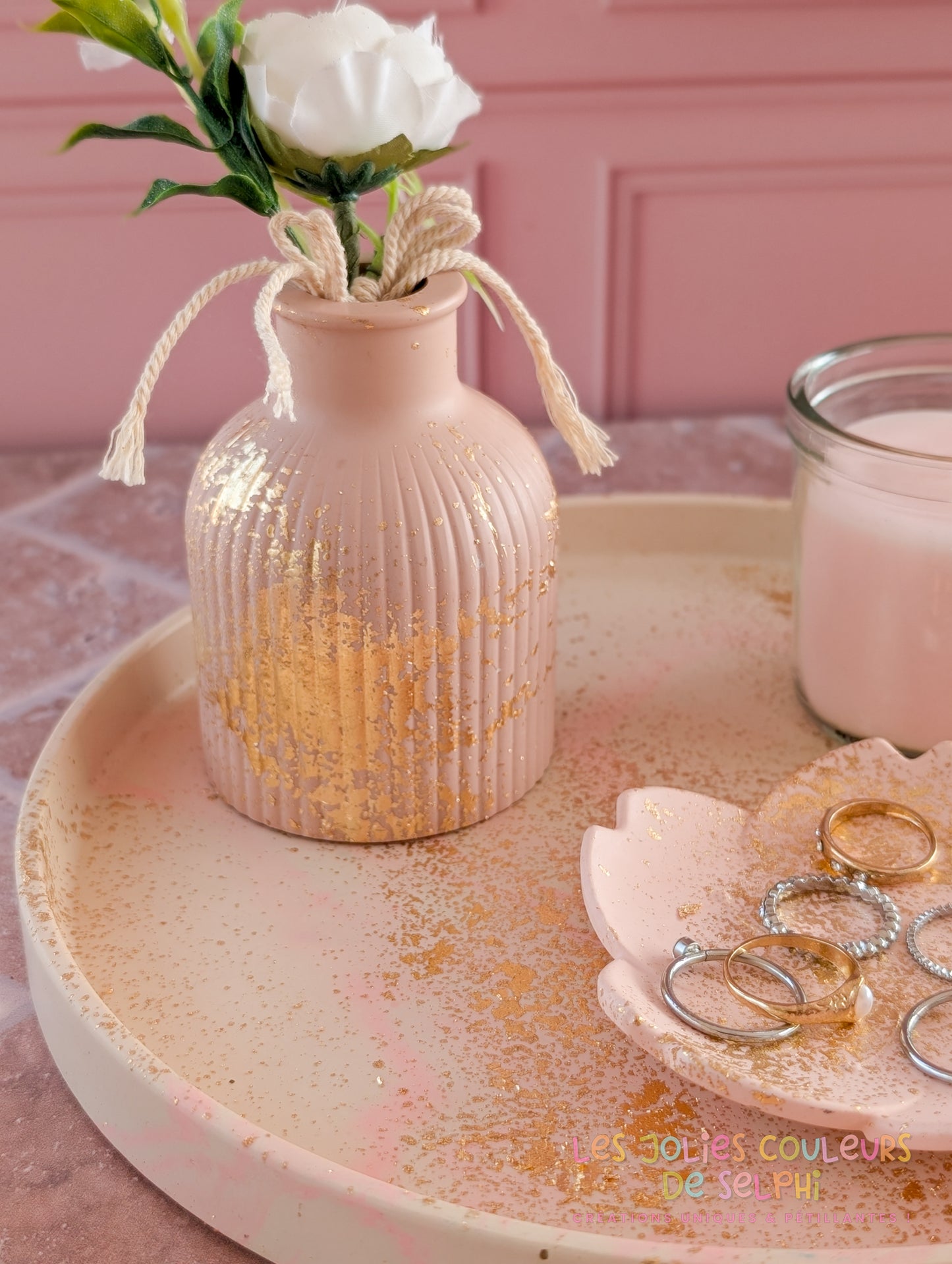 Vase décoratif haut rayé en Jesmonite avec dorures - vieux rose et doré