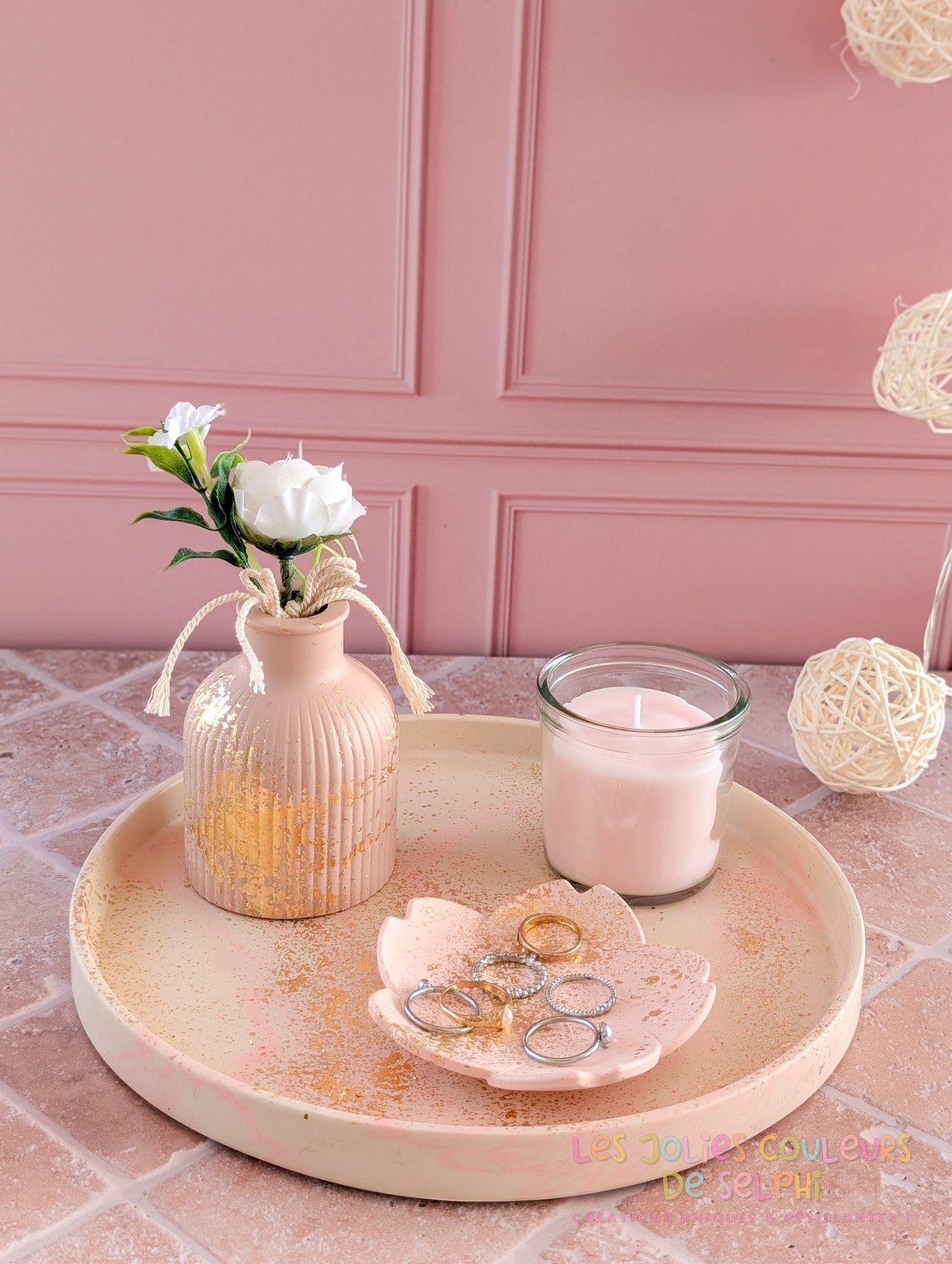 Vase décoratif haut rayé en Jesmonite avec dorures - vieux rose et doré