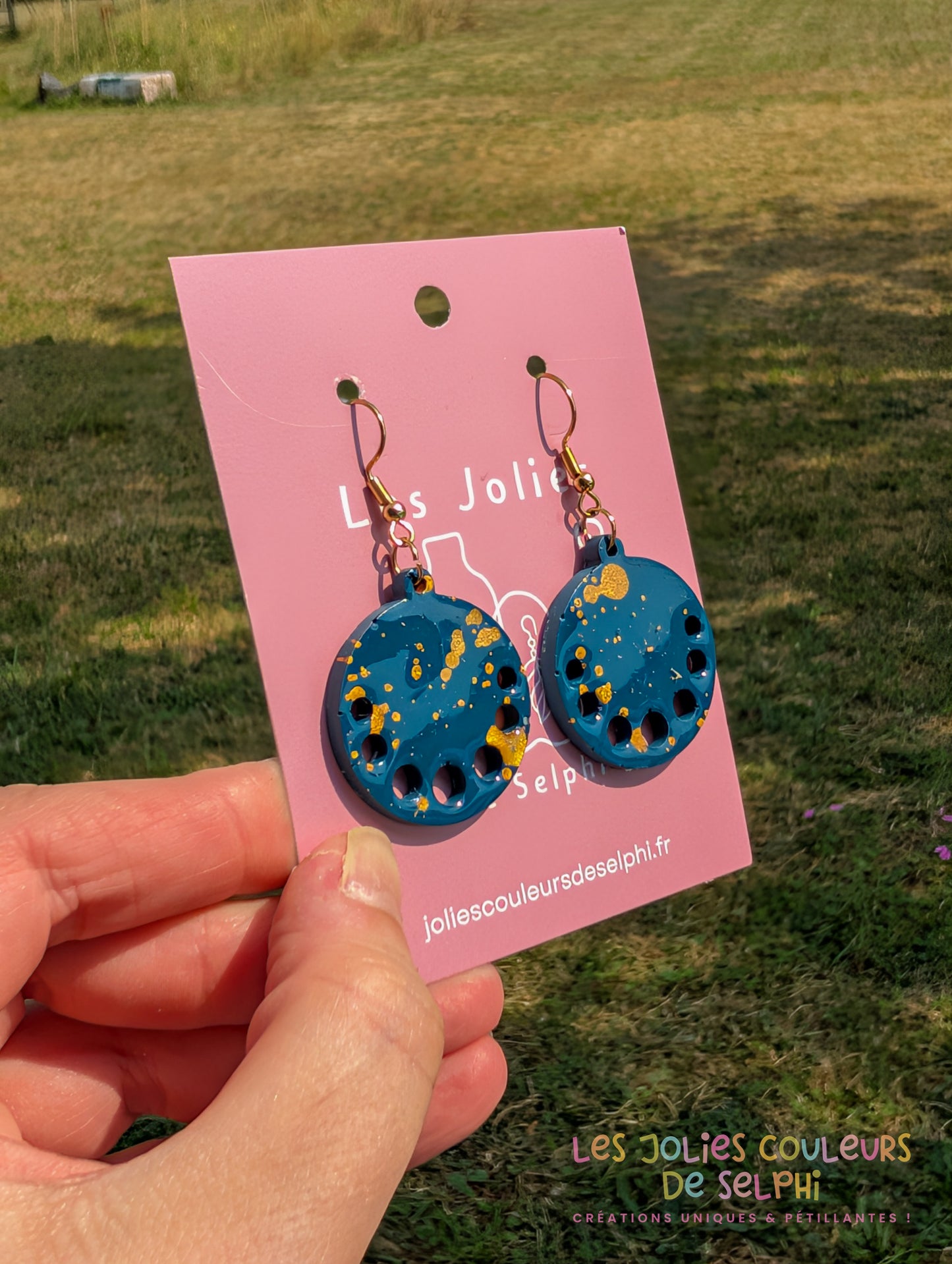[Multi-Forme dispo] Boucles d’oreilles en Jesmonite et résine – Bleu galaxie et doré