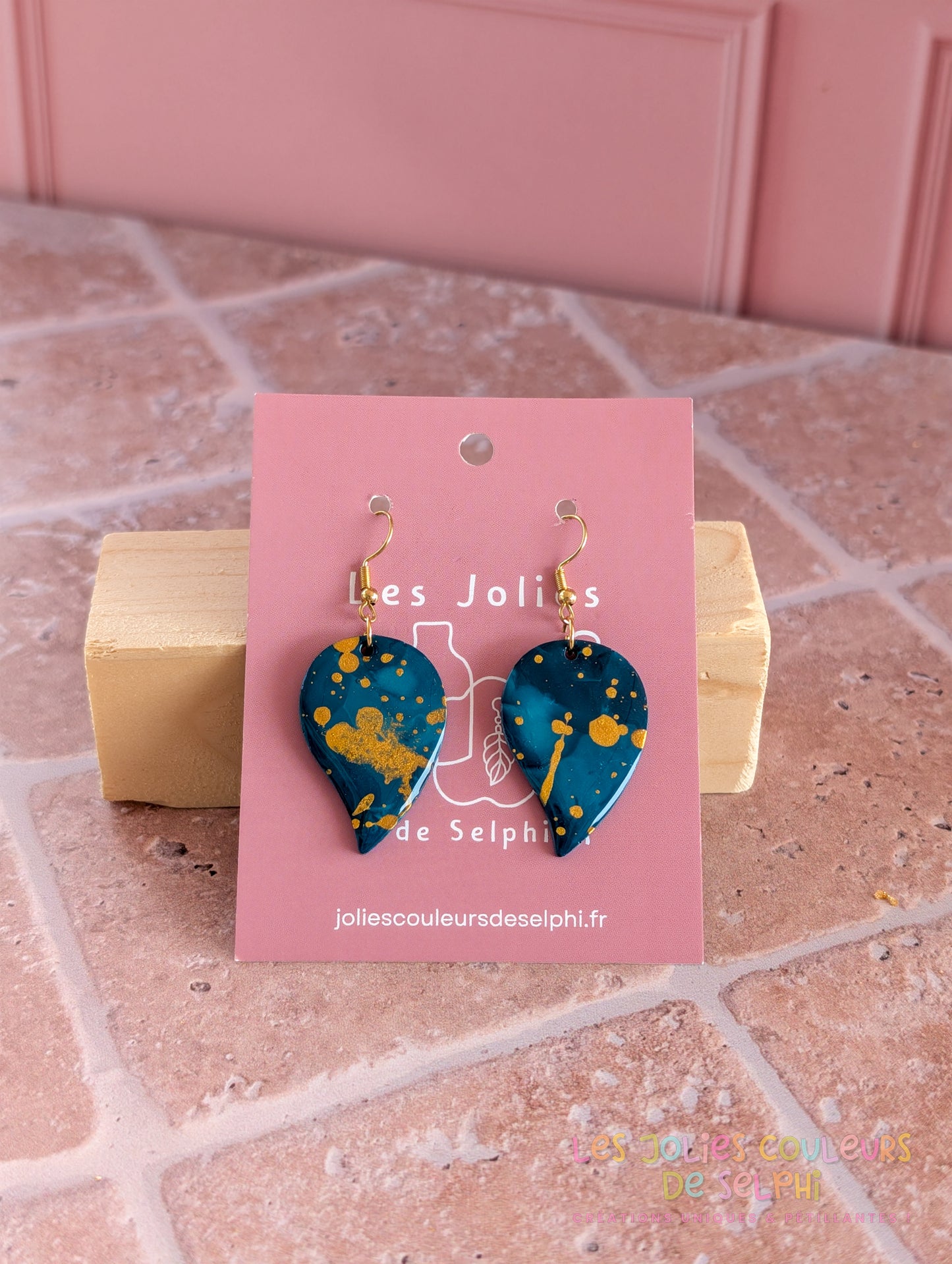[Multi-Forme dispo] Boucles d’oreilles en Jesmonite et résine – Bleu galaxie et doré