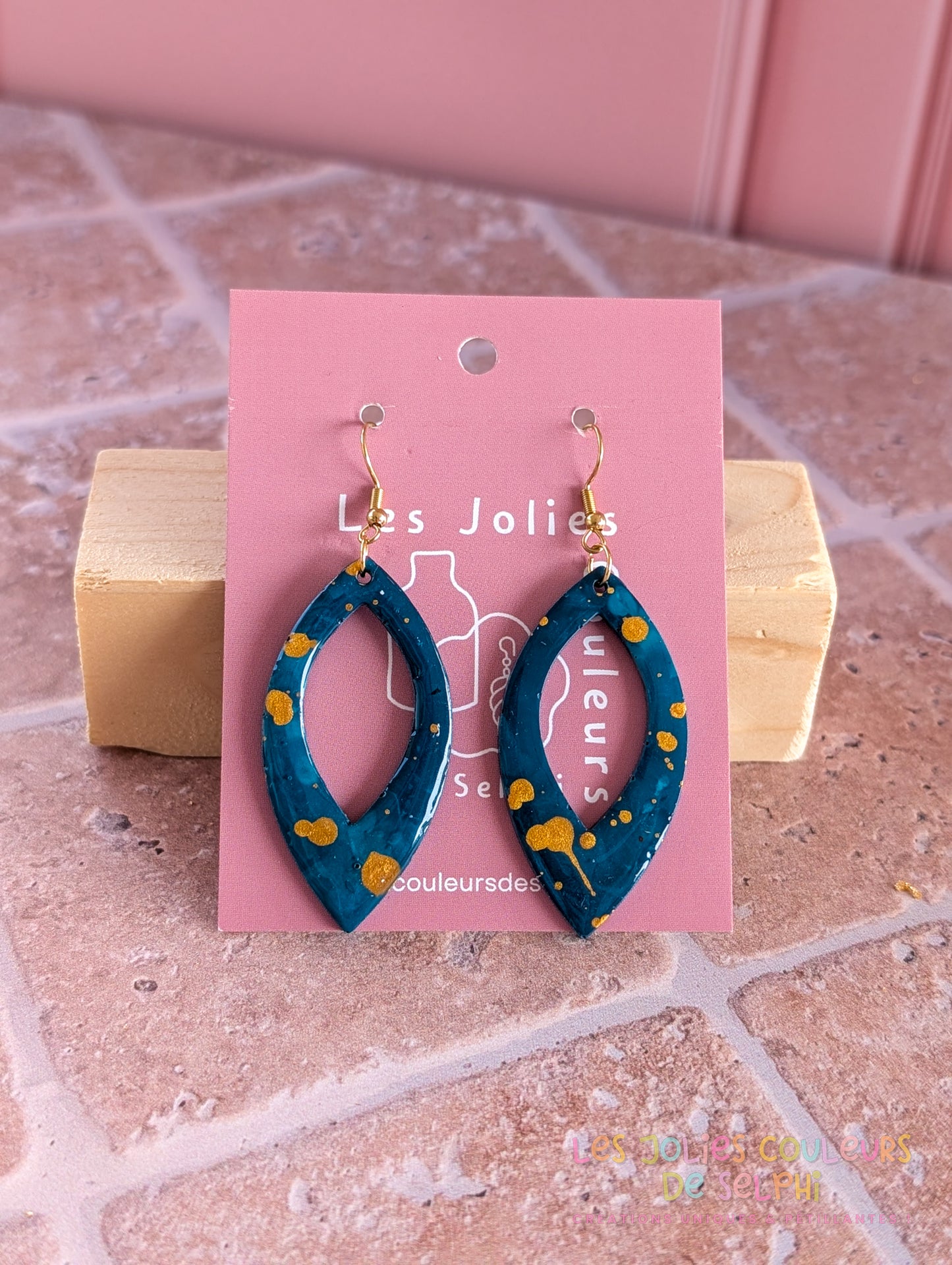 [Multi-Forme dispo] Boucles d’oreilles en Jesmonite et résine – Bleu galaxie et doré