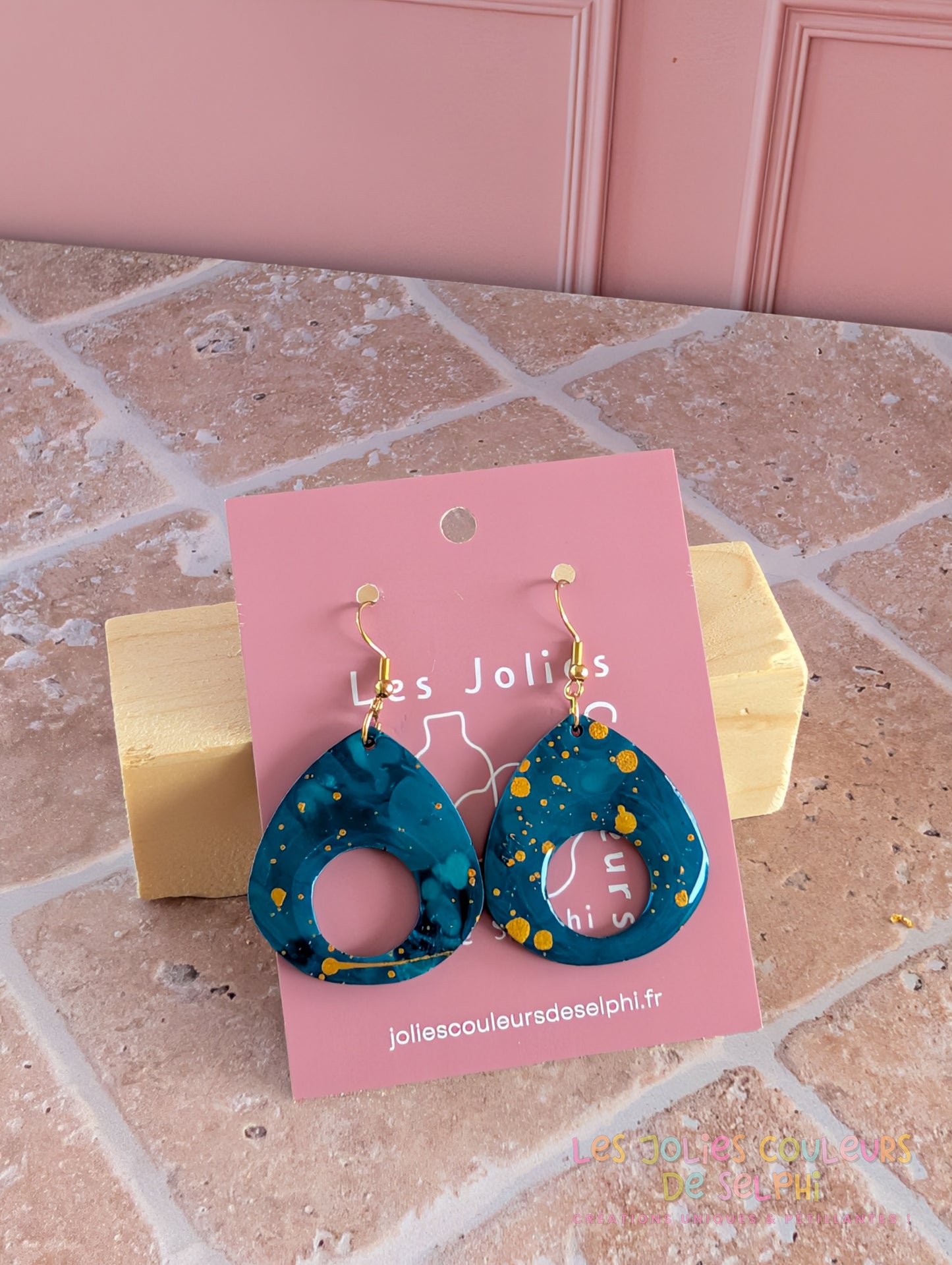 [Multi-Forme dispo] Boucles d’oreilles en Jesmonite et résine – Bleu galaxie et doré