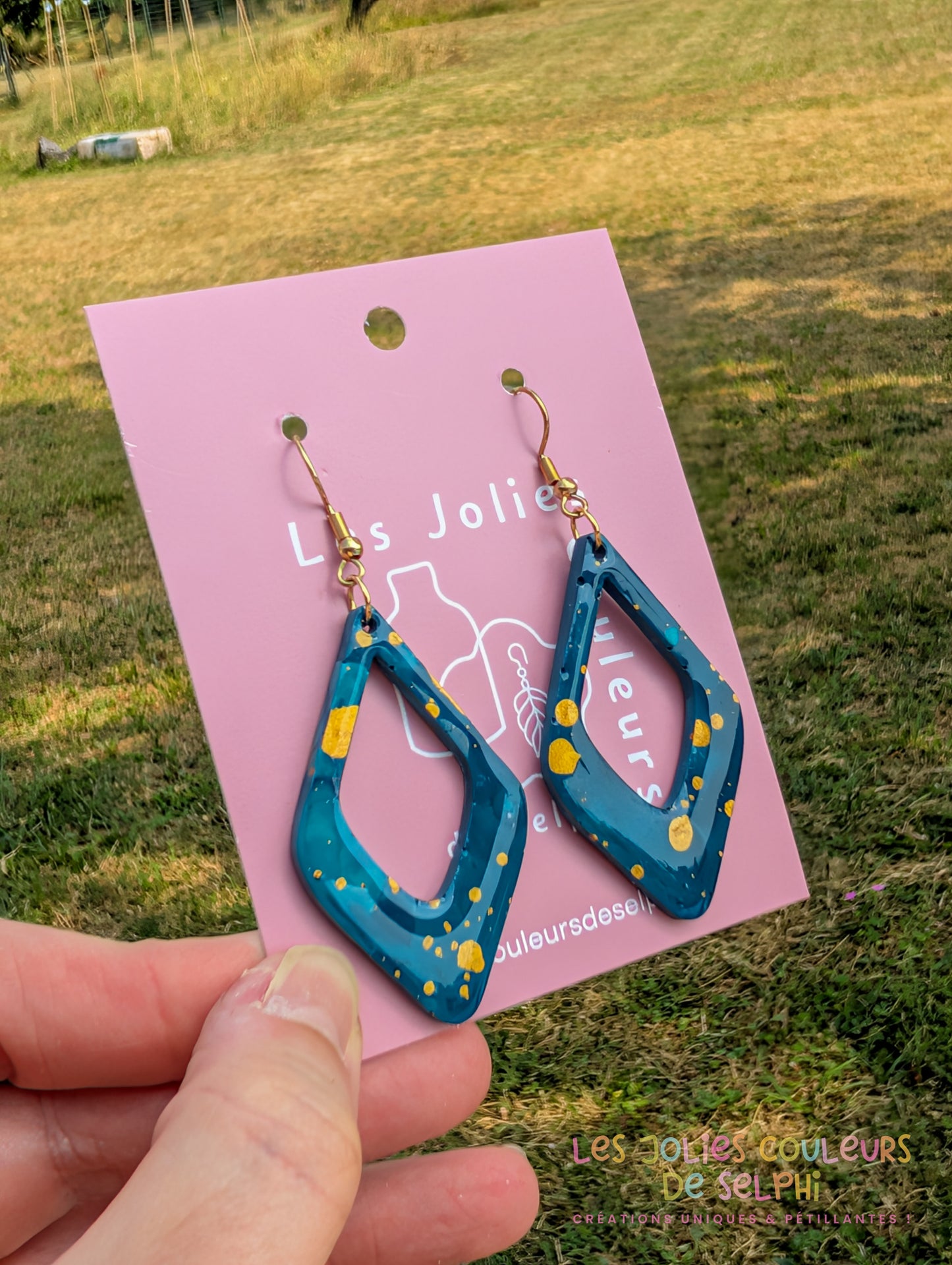 [Multi-Forme dispo] Boucles d’oreilles en Jesmonite et résine – Bleu galaxie et doré