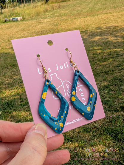 [Multi-Forme dispo] Boucles d’oreilles en Jesmonite et résine – Bleu galaxie et doré