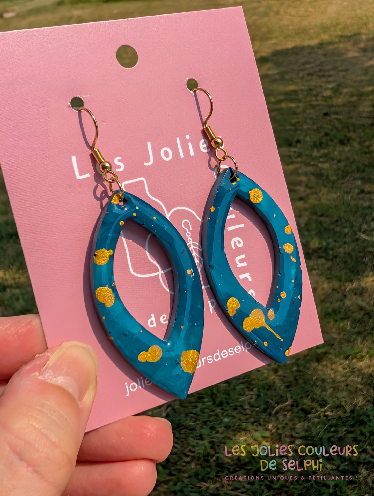 [Multi-Forme dispo] Boucles d’oreilles en Jesmonite et résine – Bleu galaxie et doré