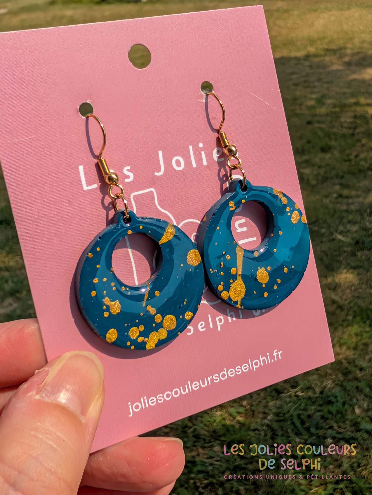 [Multi-Forme dispo] Boucles d’oreilles en Jesmonite et résine – Bleu galaxie et doré