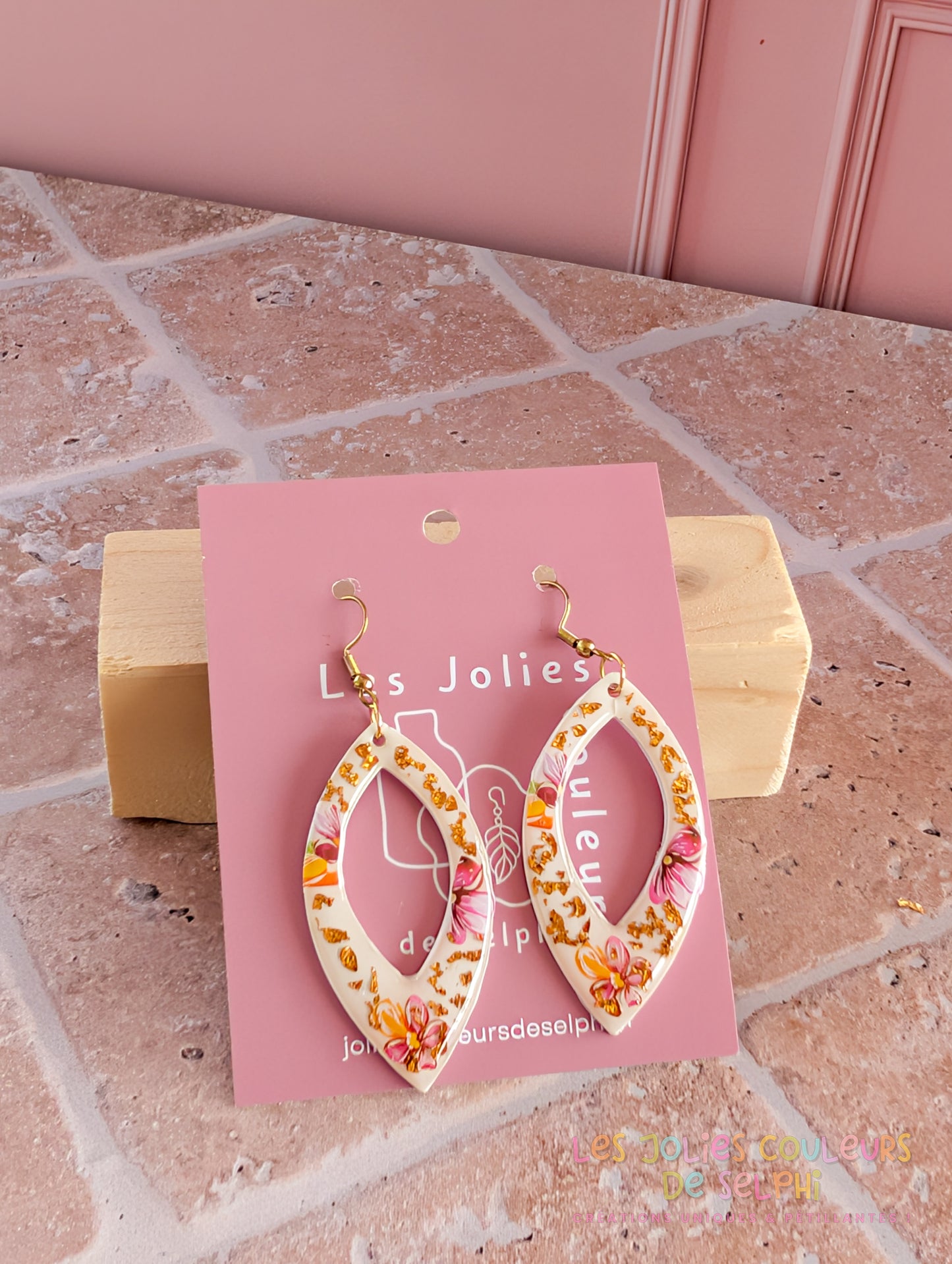 [Multi-Forme dispo] Boucles d’oreilles en Jesmonite et résine – Fleurs et doré