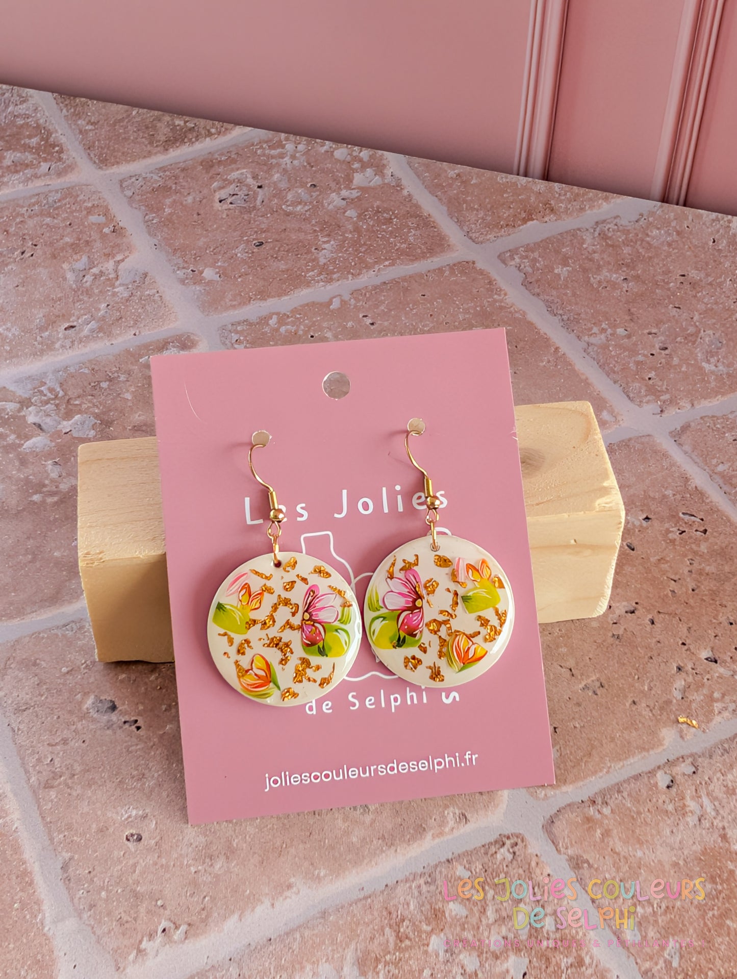 [Multi-Forme dispo] Boucles d’oreilles en Jesmonite et résine – Fleurs et doré