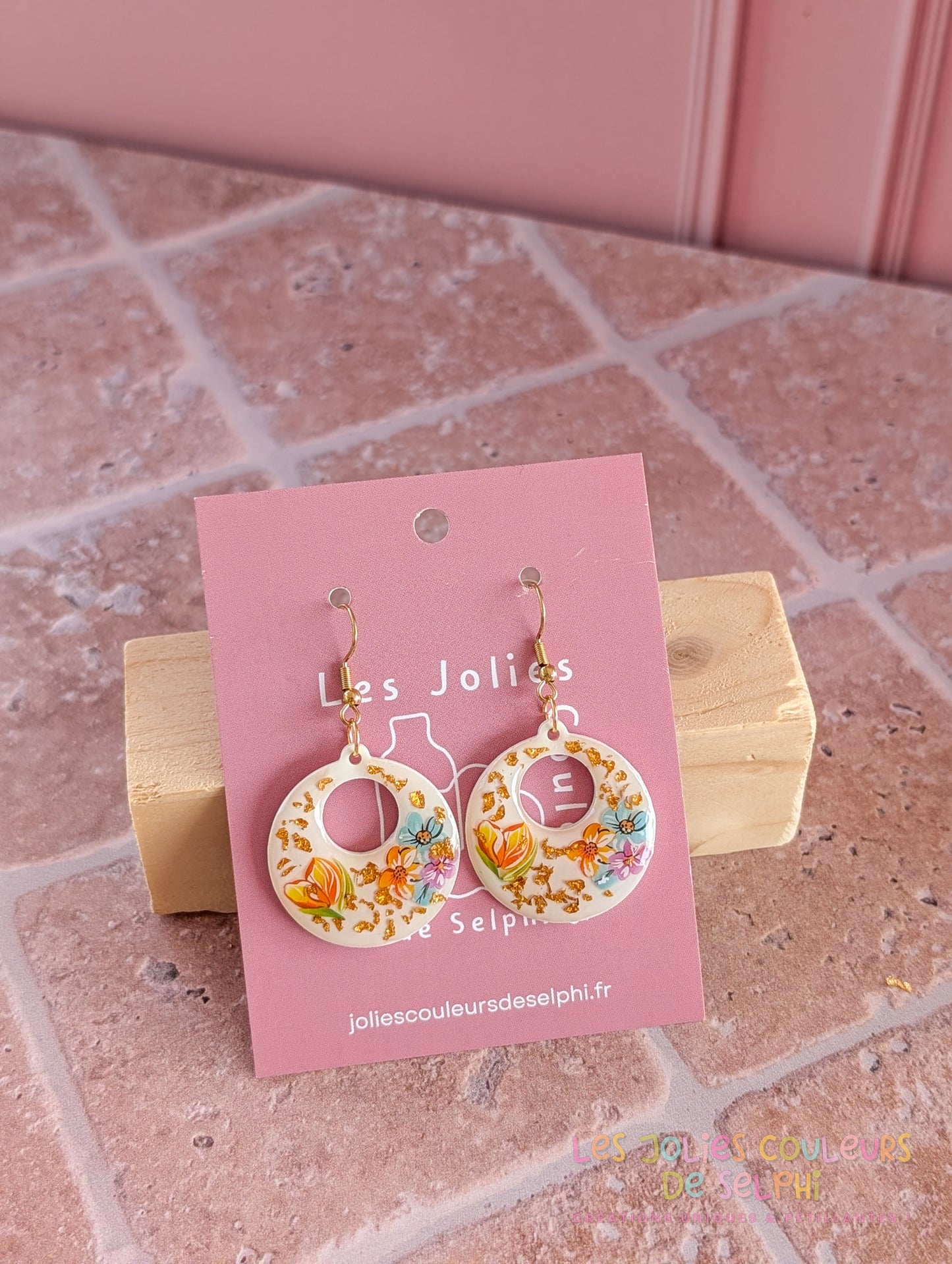[Multi-Forme dispo] Boucles d’oreilles en Jesmonite et résine – Fleurs et doré