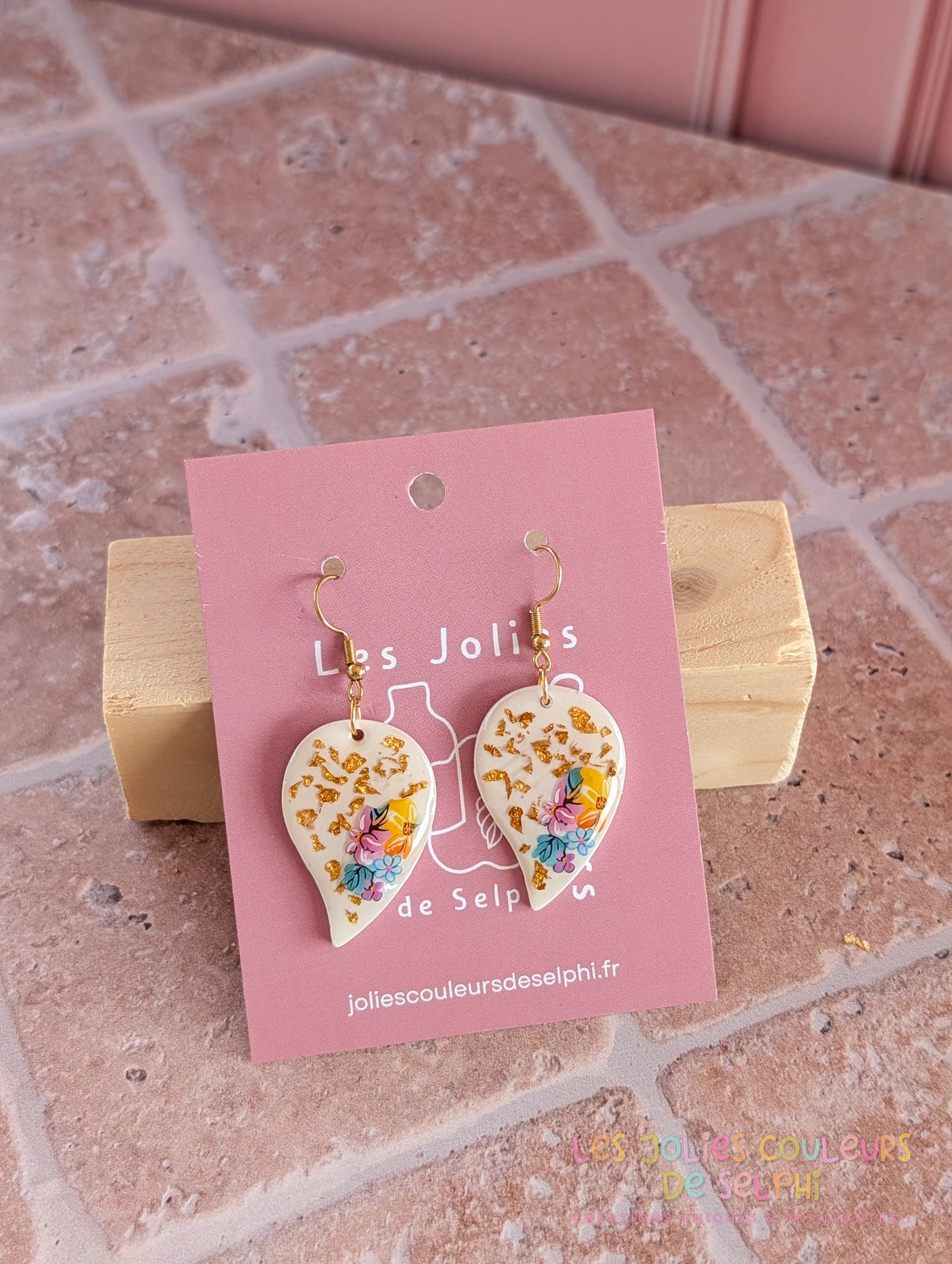 [Multi-Forme dispo] Boucles d’oreilles en Jesmonite et résine – Fleurs et doré