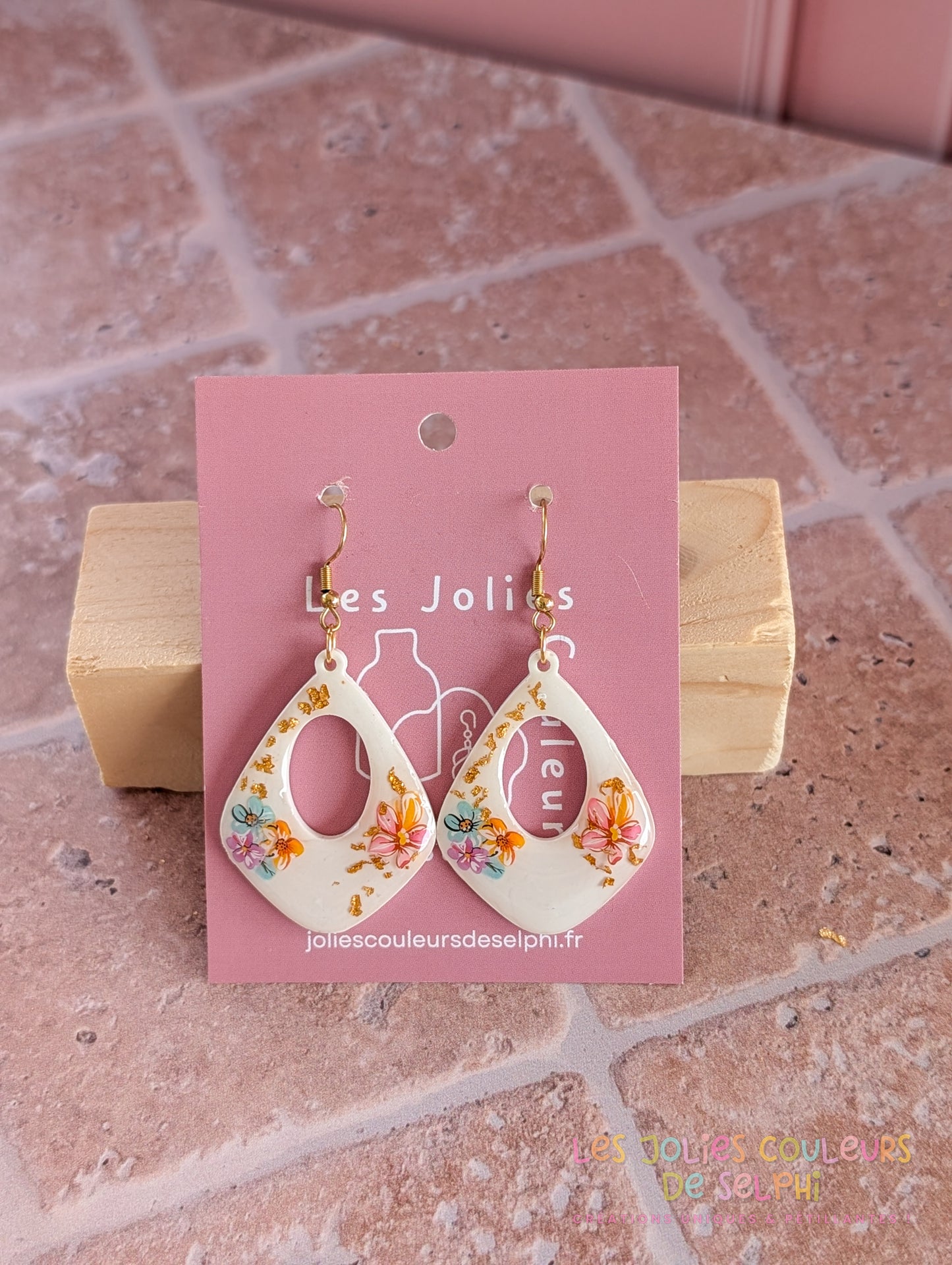 [Multi-Forme dispo] Boucles d’oreilles en Jesmonite et résine – Fleurs et doré