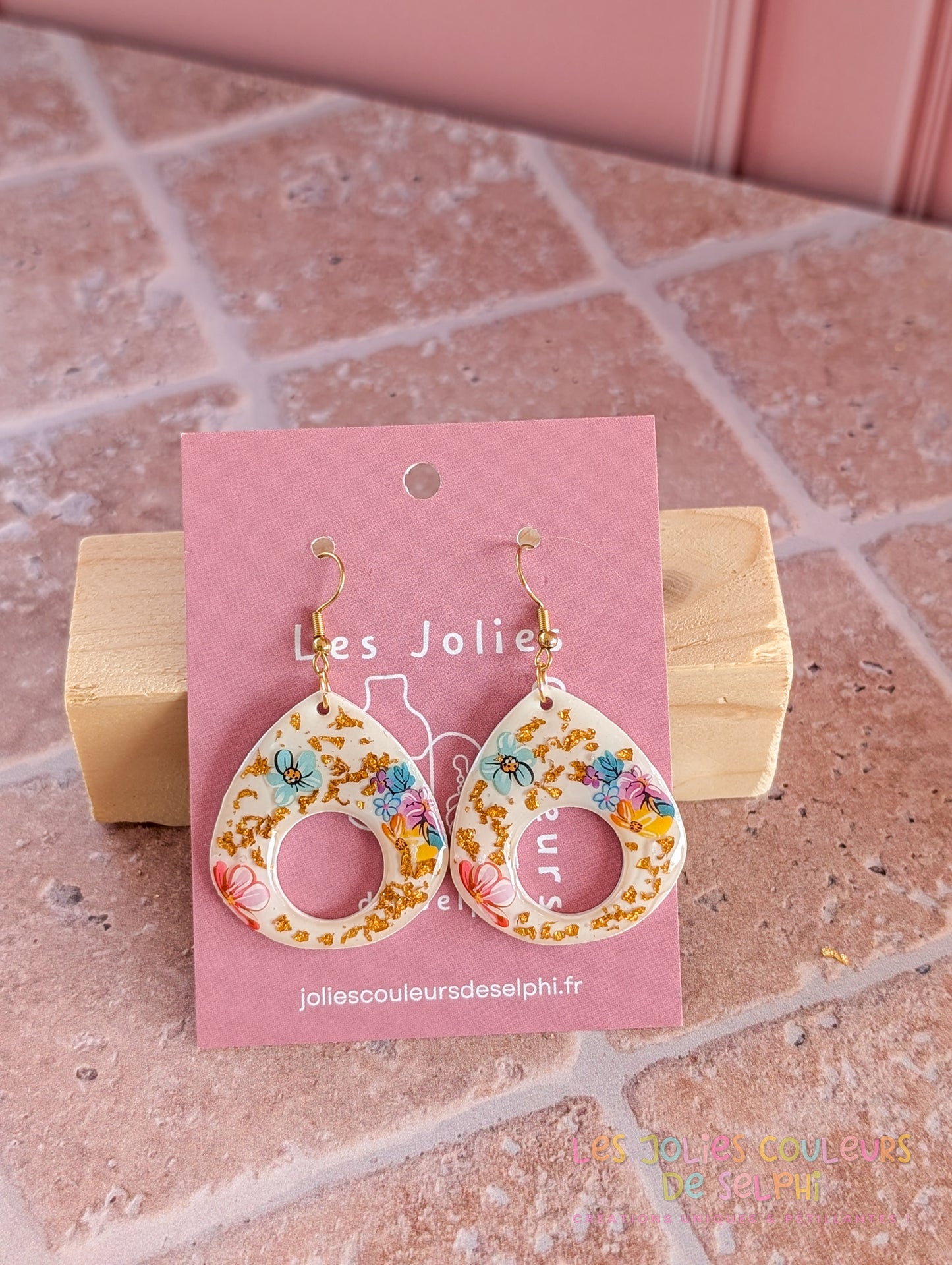 [Multi-Forme dispo] Boucles d’oreilles en Jesmonite et résine – Fleurs et doré