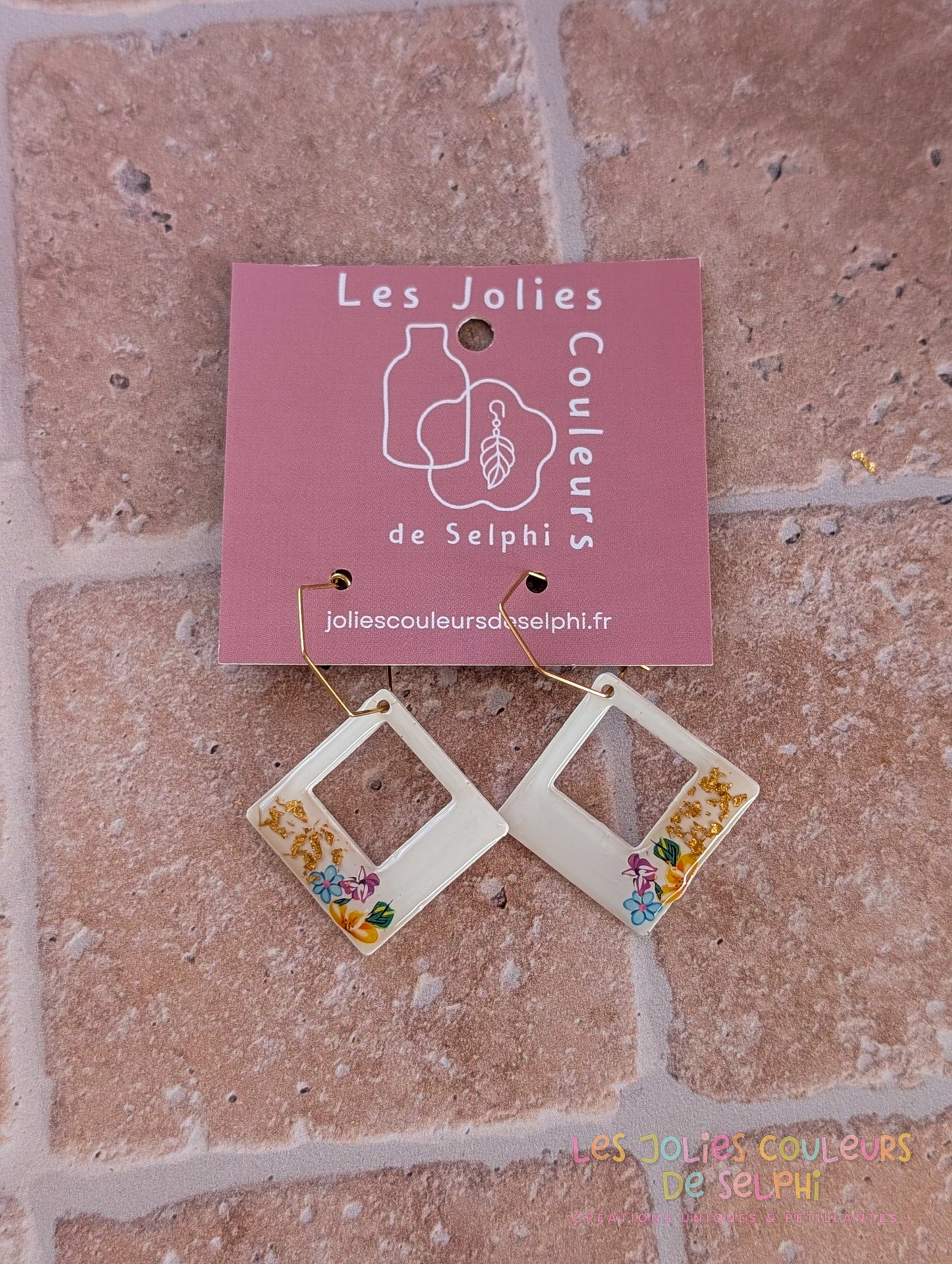 [Multi-Forme dispo] Boucles d’oreilles en Jesmonite et résine – Fleurs et doré