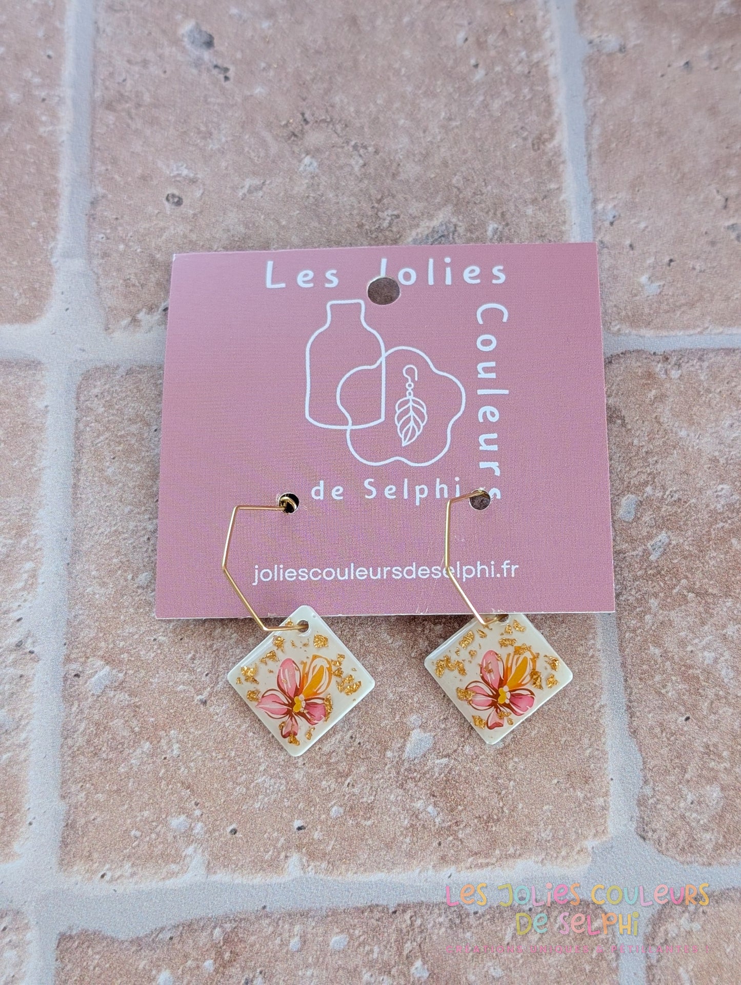 [Multi-Forme dispo] Boucles d’oreilles en Jesmonite et résine – Fleurs et doré