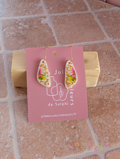 [Multi-Forme dispo] Boucles d’oreilles en Jesmonite et résine – Fleurs et doré