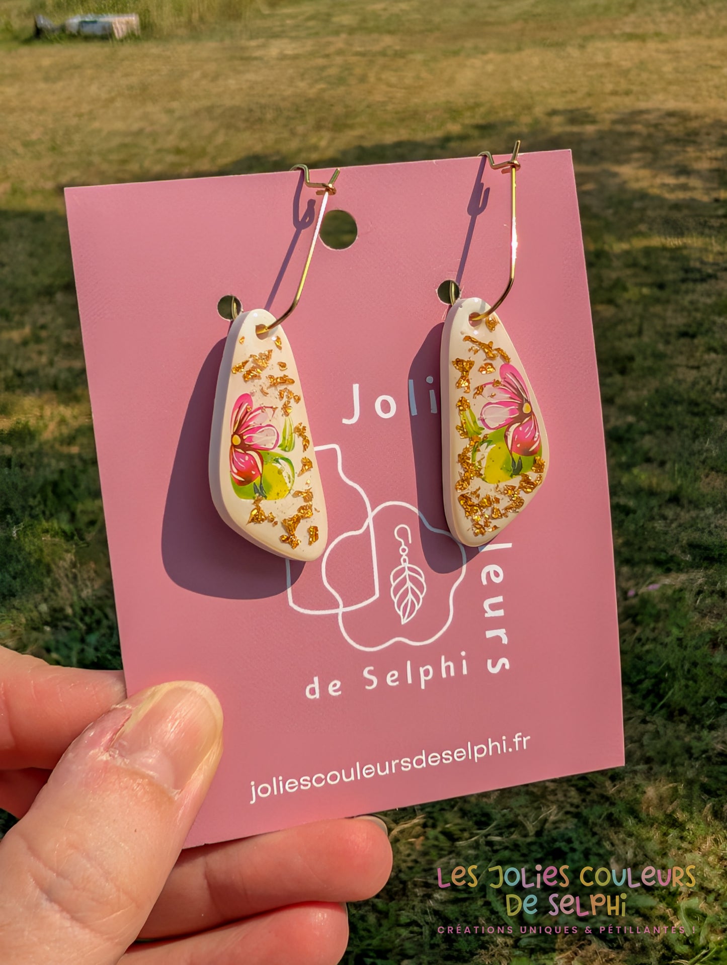 [Multi-Forme dispo] Boucles d’oreilles en Jesmonite et résine – Fleurs et doré