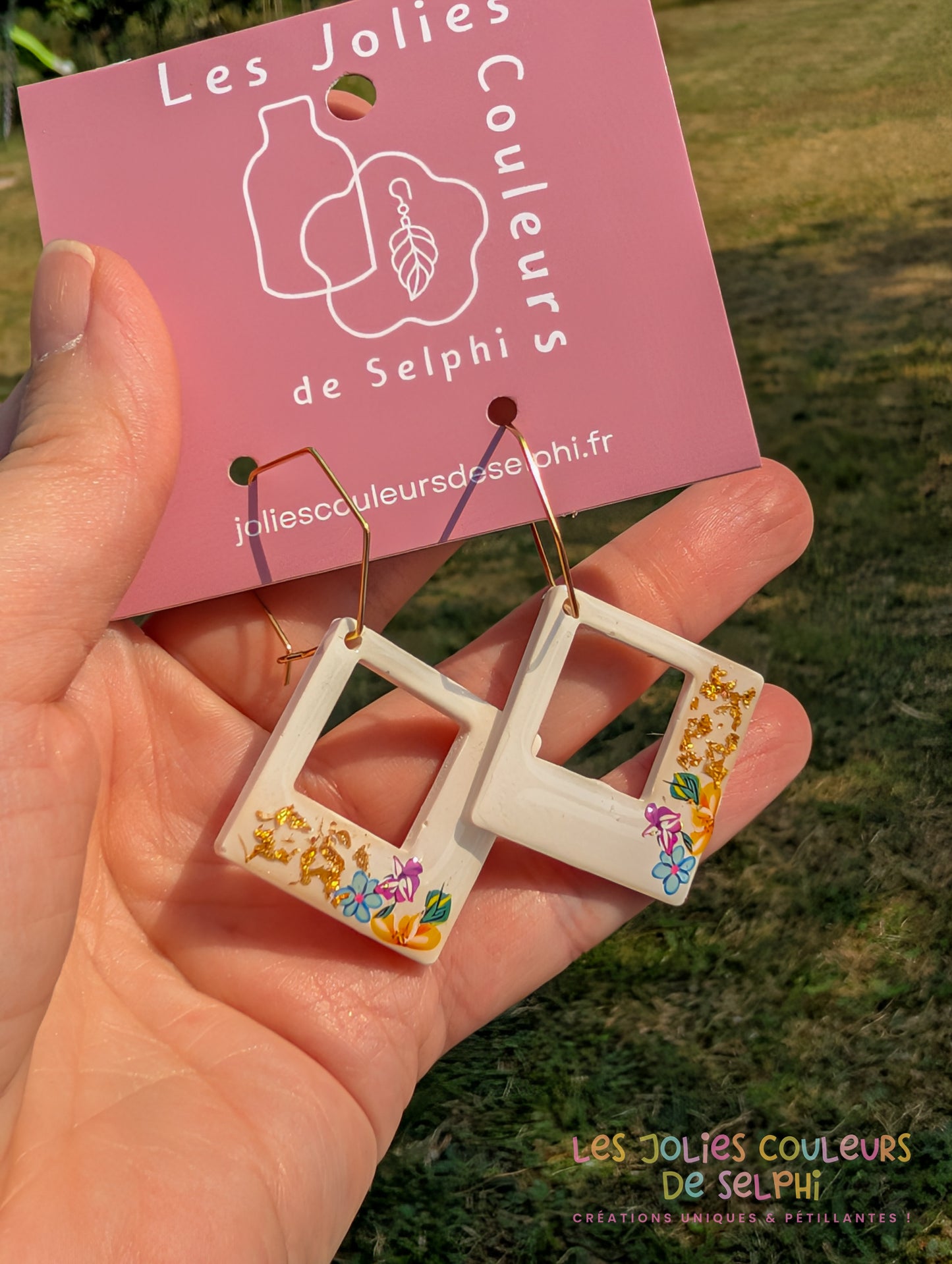 [Multi-Forme dispo] Boucles d’oreilles en Jesmonite et résine – Fleurs et doré