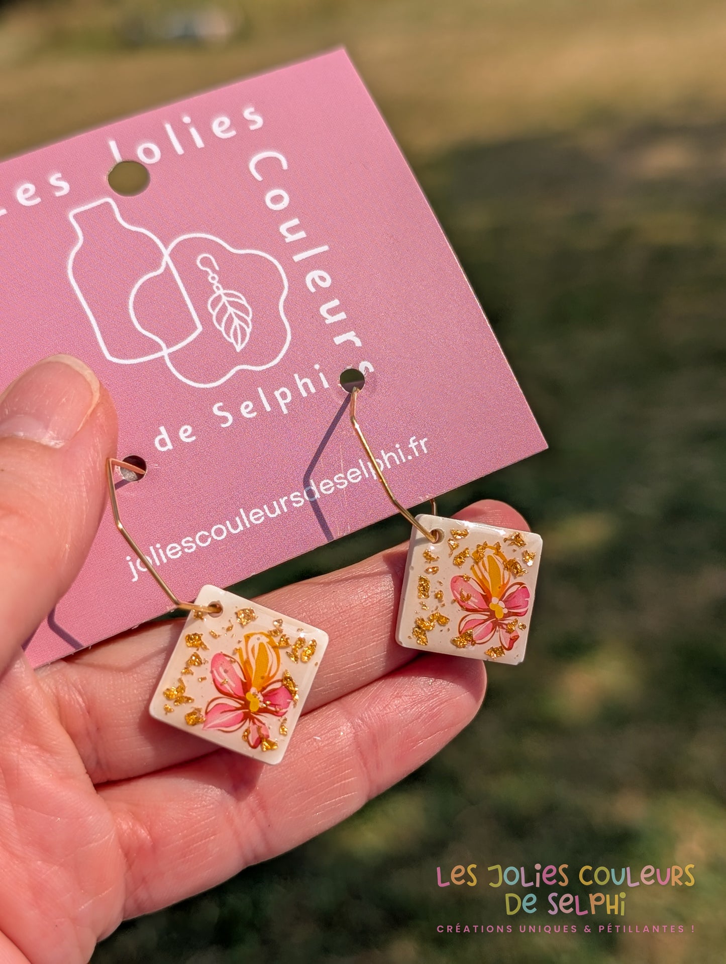 [Multi-Forme dispo] Boucles d’oreilles en Jesmonite et résine – Fleurs et doré