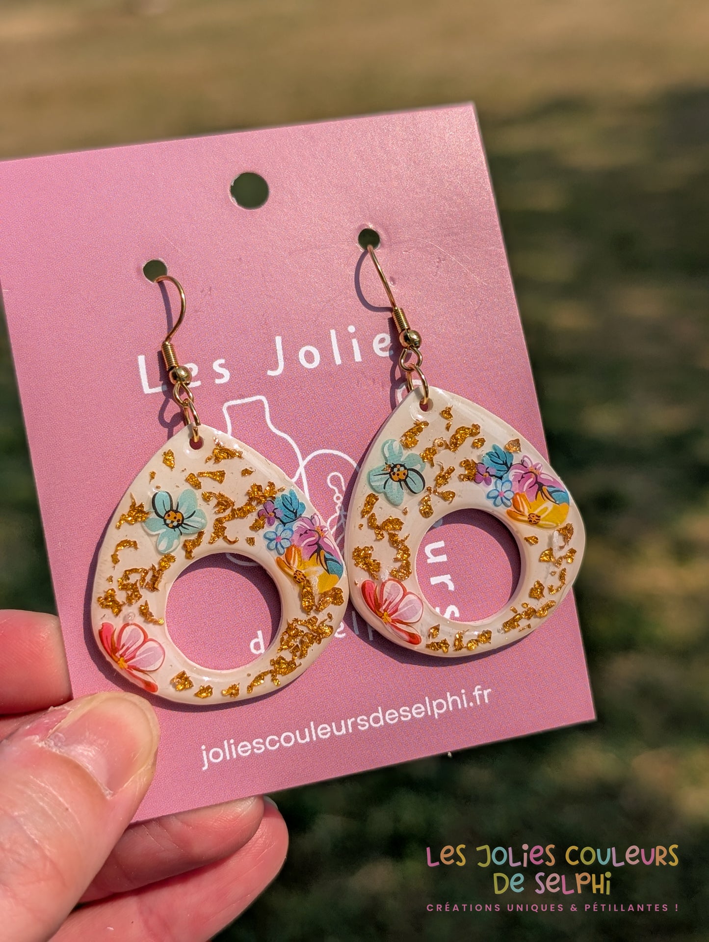 [Multi-Forme dispo] Boucles d’oreilles en Jesmonite et résine – Fleurs et doré