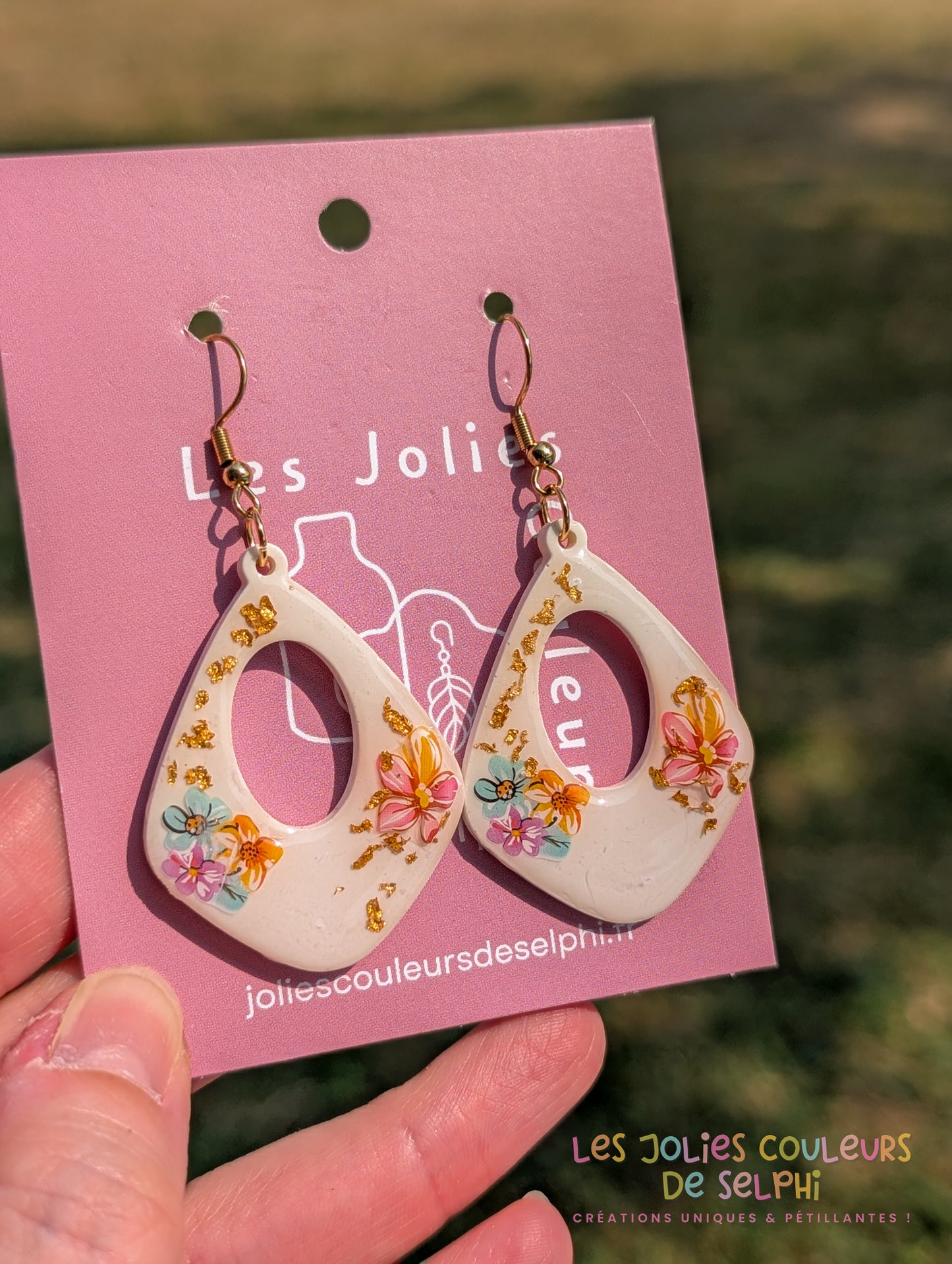 [Multi-Forme dispo] Boucles d’oreilles en Jesmonite et résine – Fleurs et doré