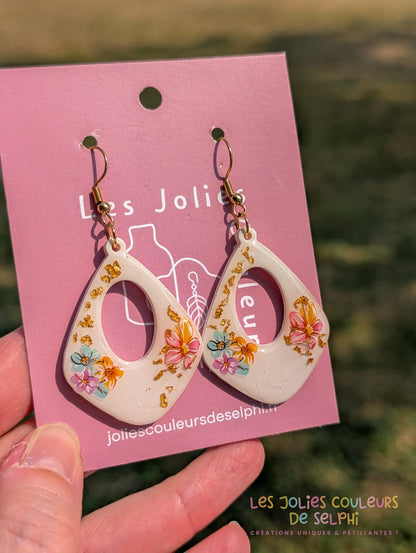 [Multi-Forme dispo] Boucles d’oreilles en Jesmonite et résine – Fleurs et doré