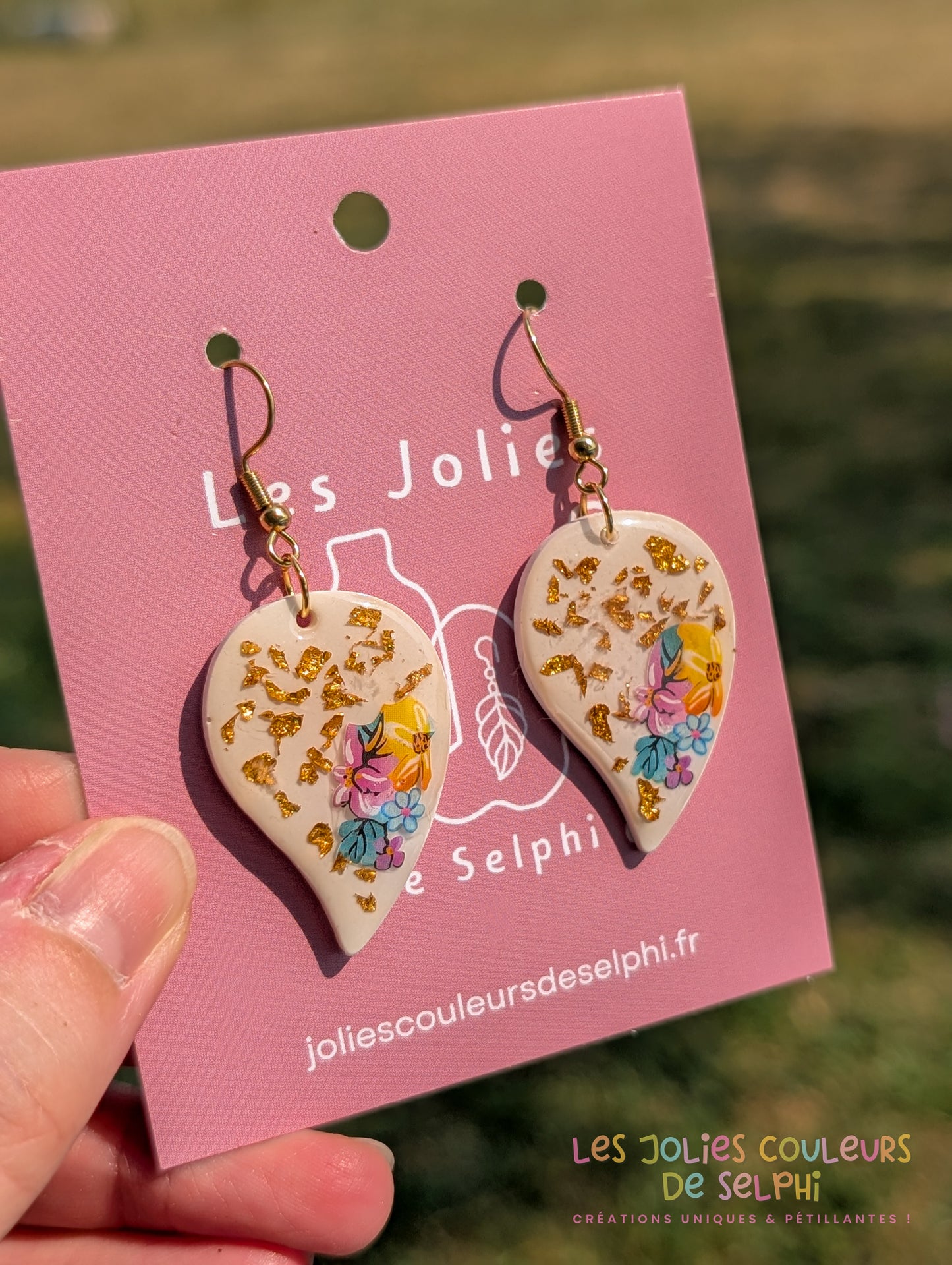 [Multi-Forme dispo] Boucles d’oreilles en Jesmonite et résine – Fleurs et doré