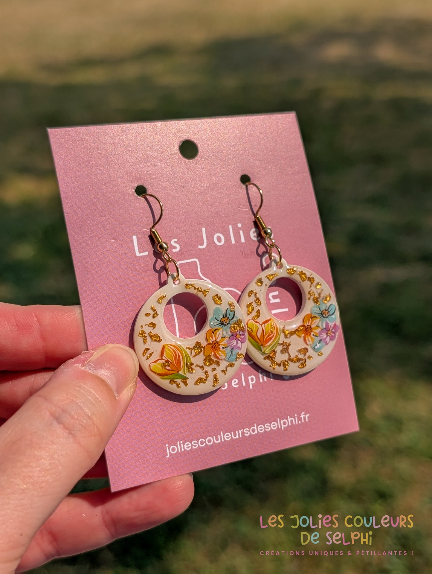 [Multi-Forme dispo] Boucles d’oreilles en Jesmonite et résine – Fleurs et doré